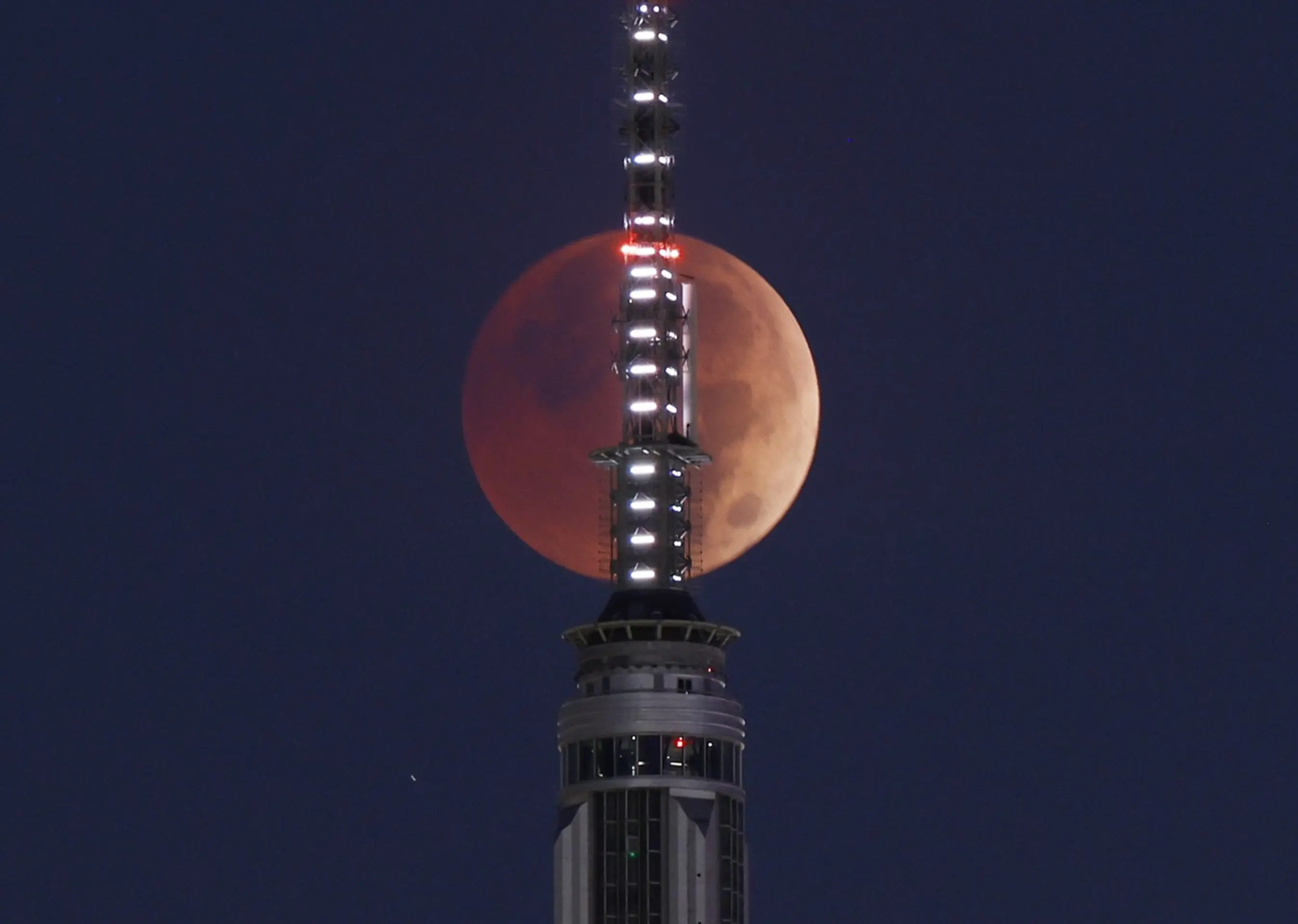 Krvavý Mesiac nad New Yorkom.