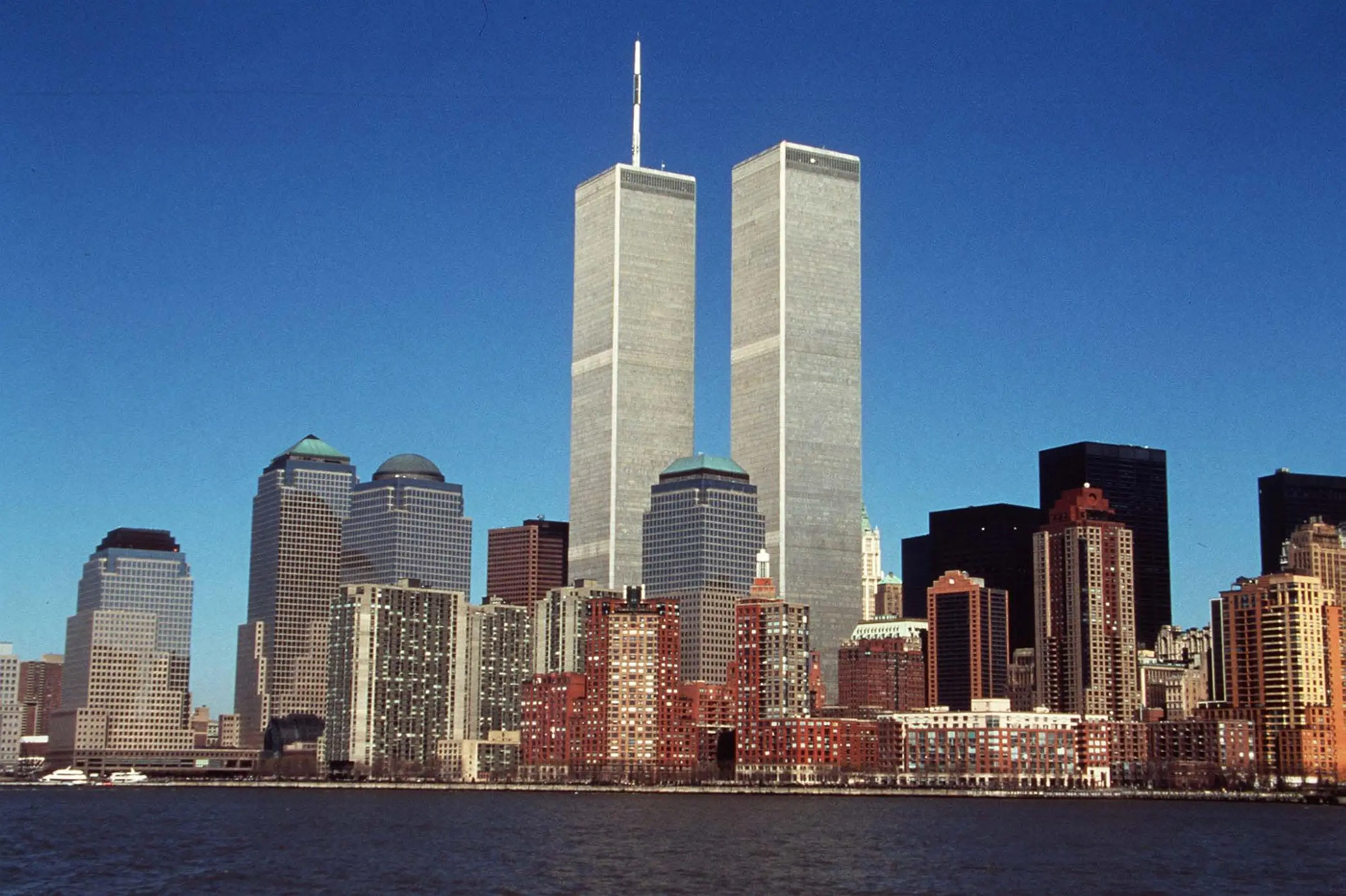 Záber na Svetové obchodné centrum (WTC) z roku 1998. Dvojičky po dokončení budili veľké emócie a mnohí ich opisovali ako „škaredé“ alebo „brutálne“. Stali sa však neoddeliteľnou súčasťou siluety Manhattanu a symbolom New Yorku.