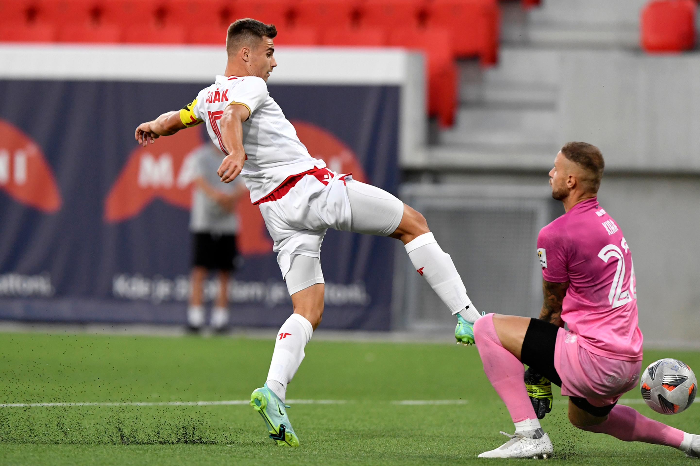 Na snímke vľavo Jakub Kadák (AS Trenčín) v gólovej akcii pred brankárom hostí Matušim Kirom (FC ViOn Zlaté Moravce-Vráble).