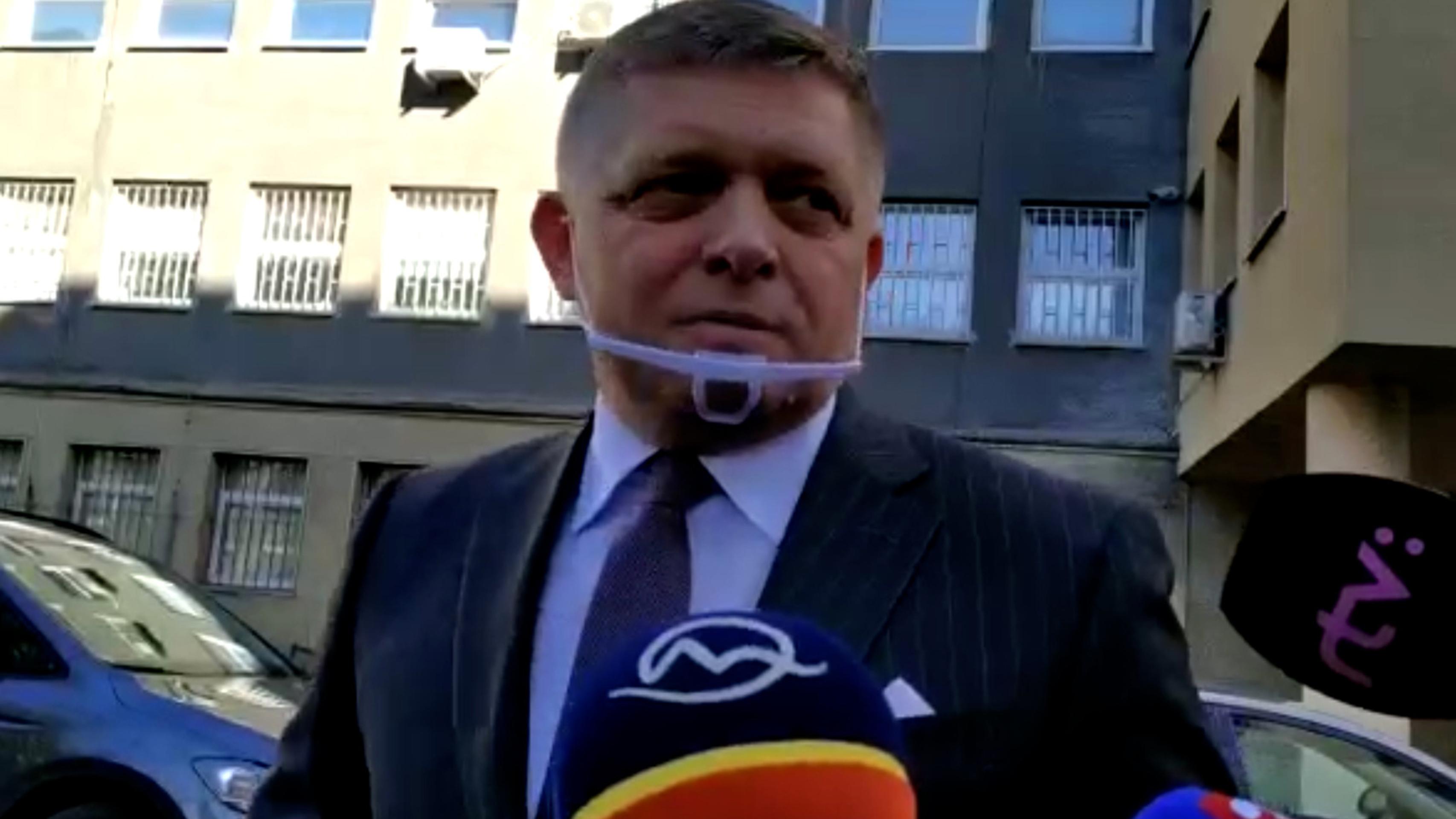 Predseda opozičného Smeru-SD Robert Fico odchádza z budovy Prezídia Policajného zboru.