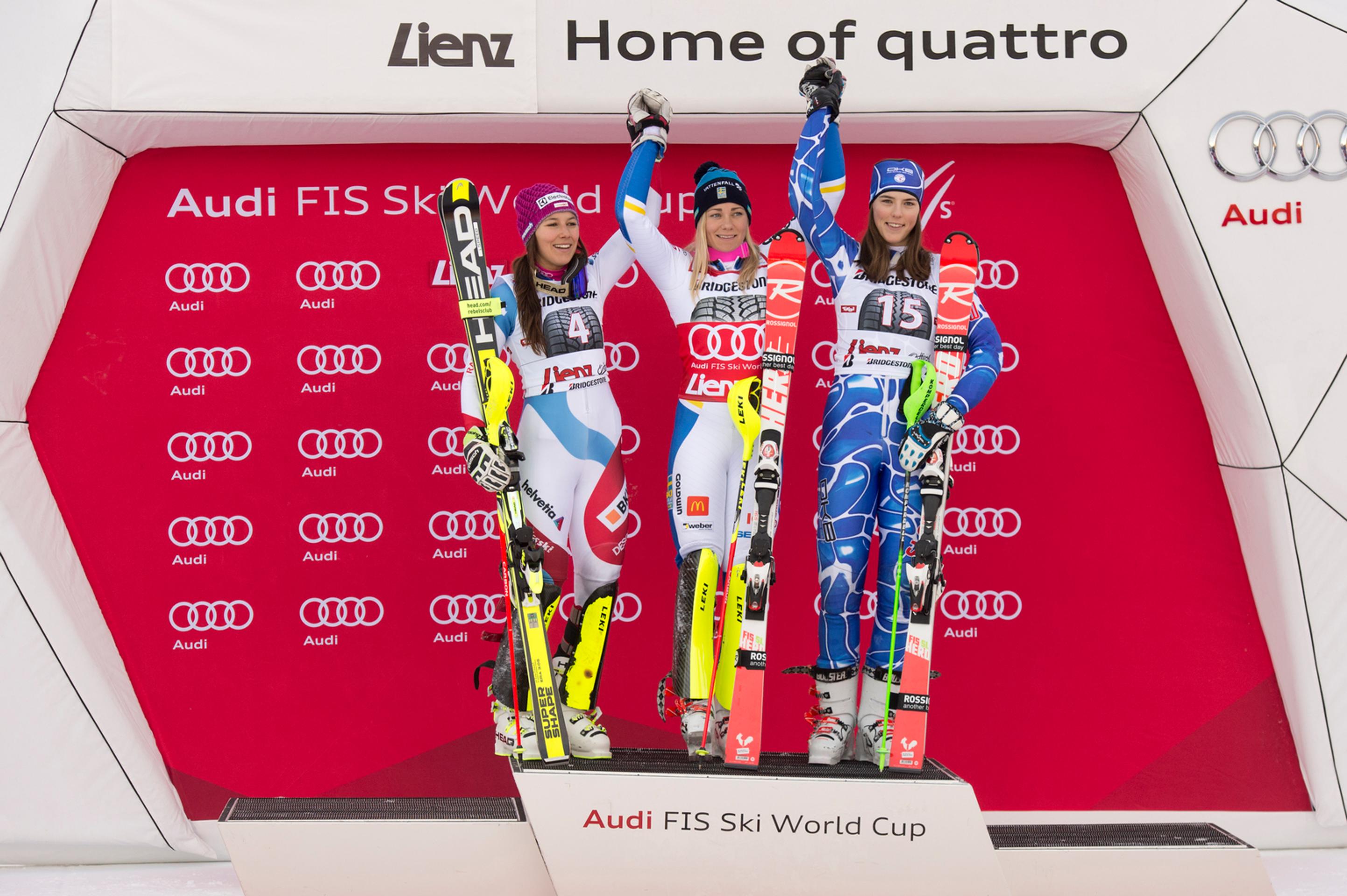 Na snímke tri najlepšie slalomárky z pretekov Svetového pohára v rakúskom Lienzi, ktoré sa konali v utorok 29. decembra 2015. Tr