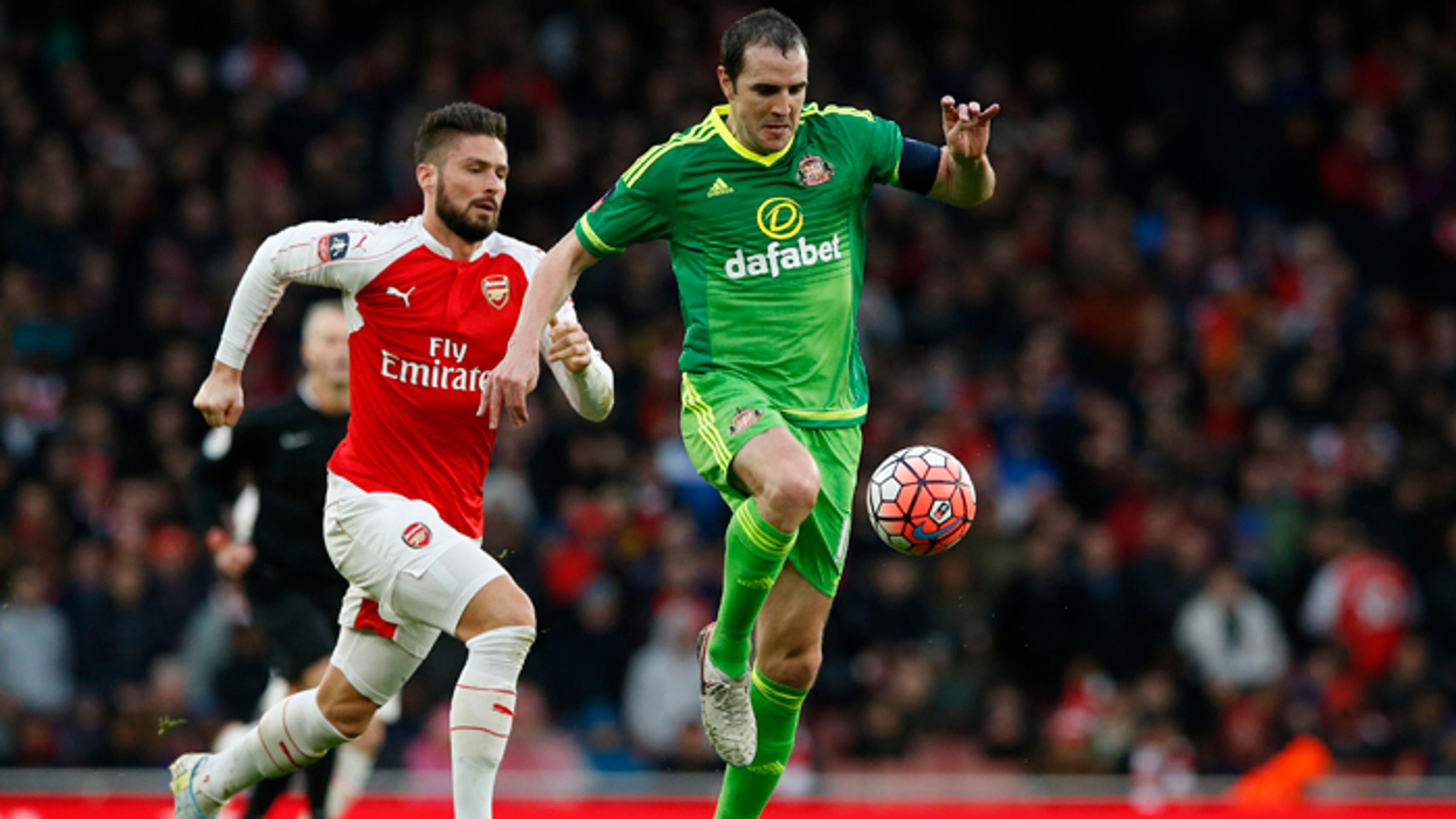 Hráč Sunderlandu John O´Shea (vpravo) a hráč Arsenalo Olivier Giroud v súboji o loptu v zápase Pohára FA.