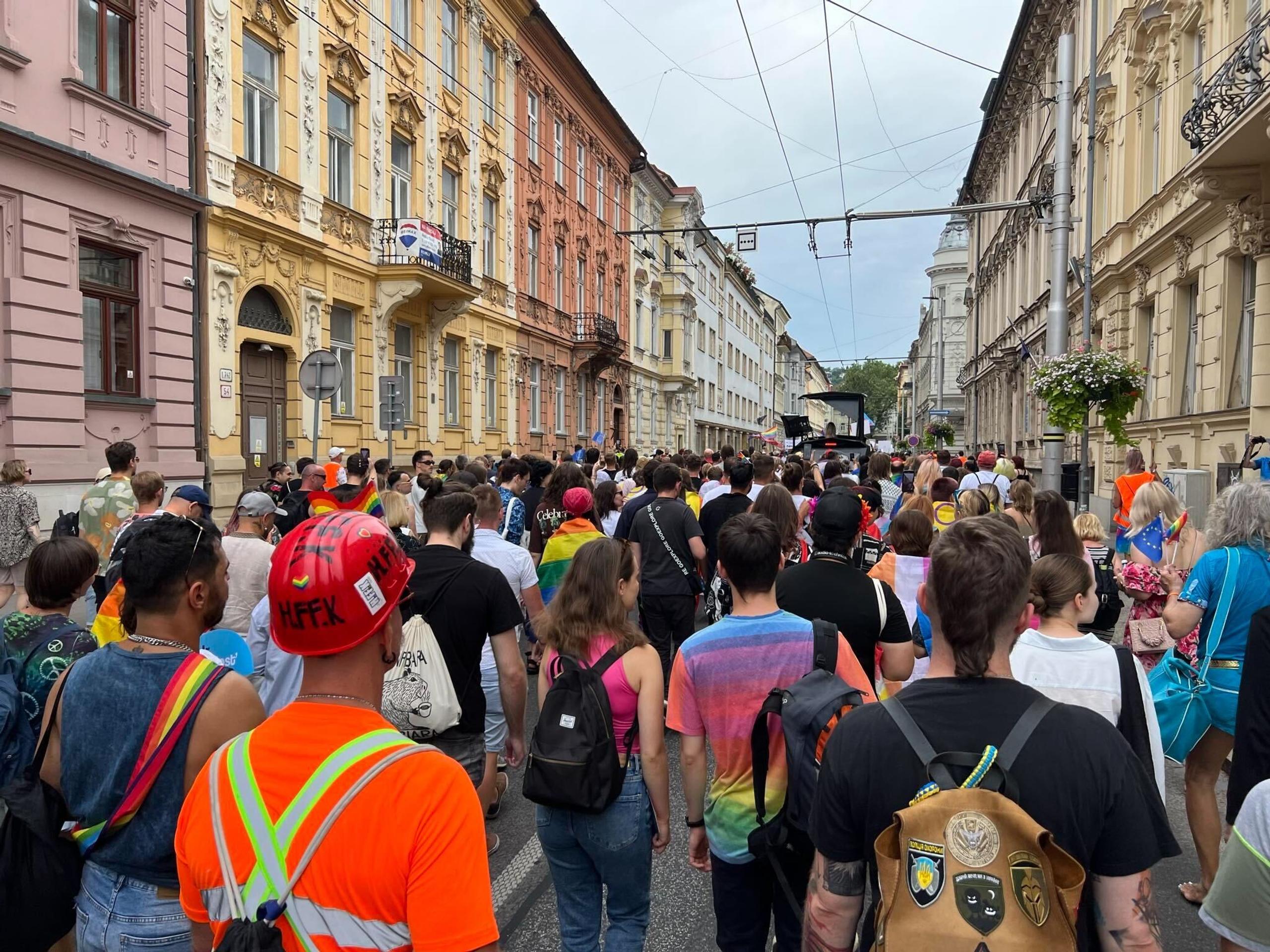 Dúhový Pride v uliciach Bratislavy.