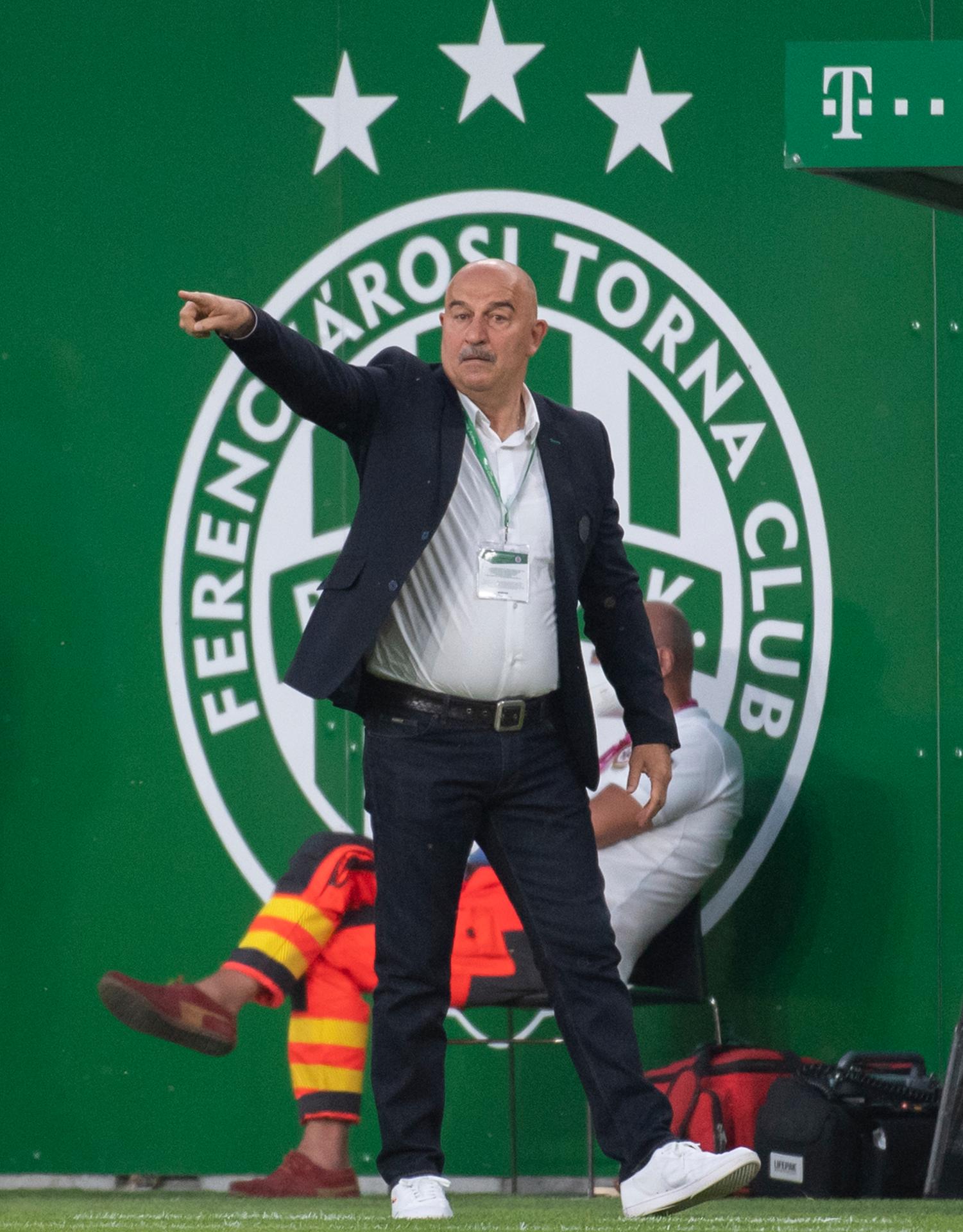 Tréner Ferencvárosu Budapešť Stanislav Čerčesov gestikuluje počas úvodného zápasu 2. predkola LM proti Slovanu Bratislava.