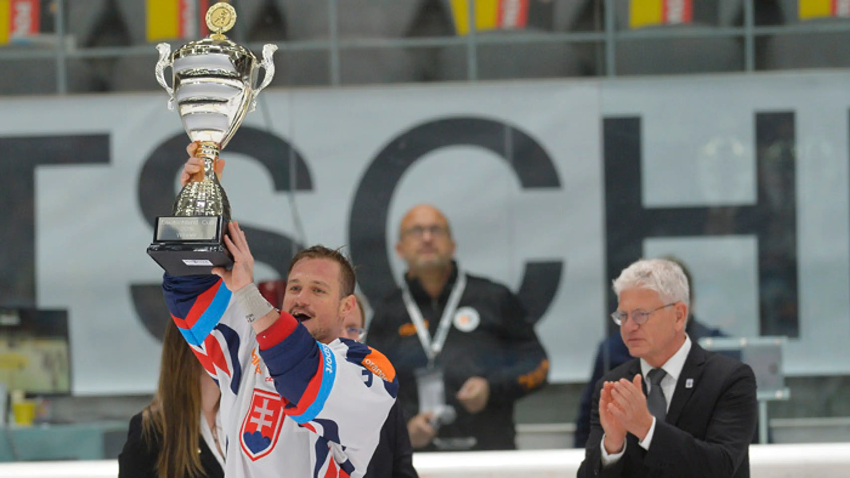 Kapitán Vladimír Dravecký s pohárovou trofejou pre víťaza Nemeckého pohára.