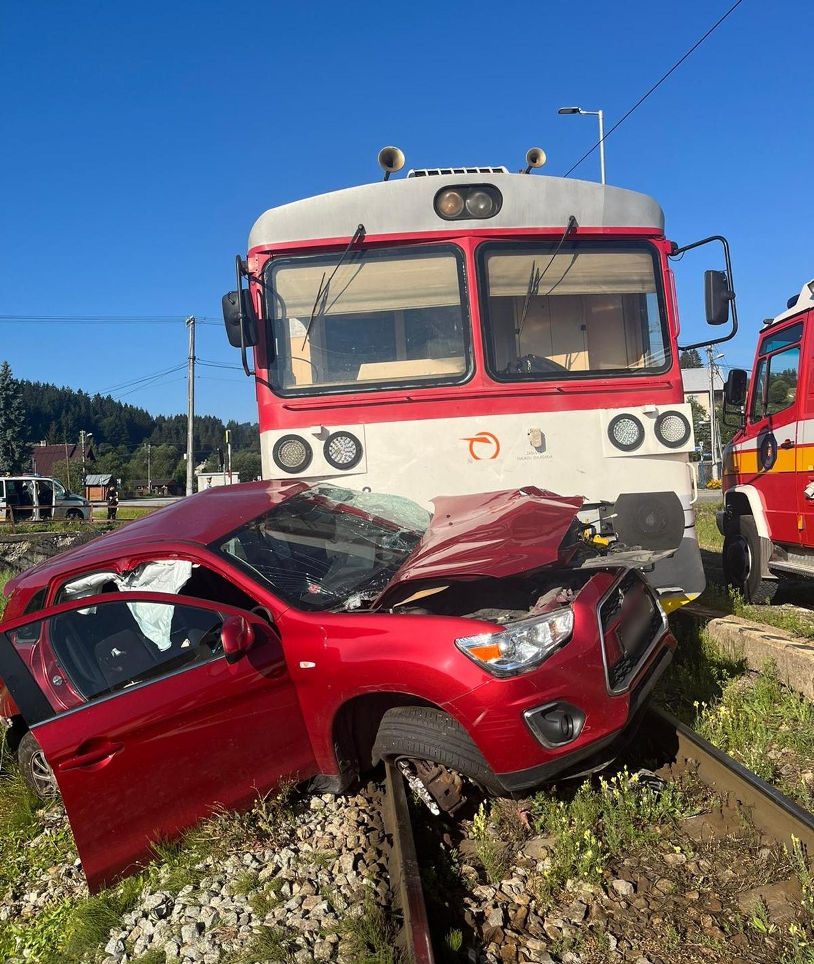Zrážka osobného auta a vlaku smerujúceho do Nižného Kelčova.