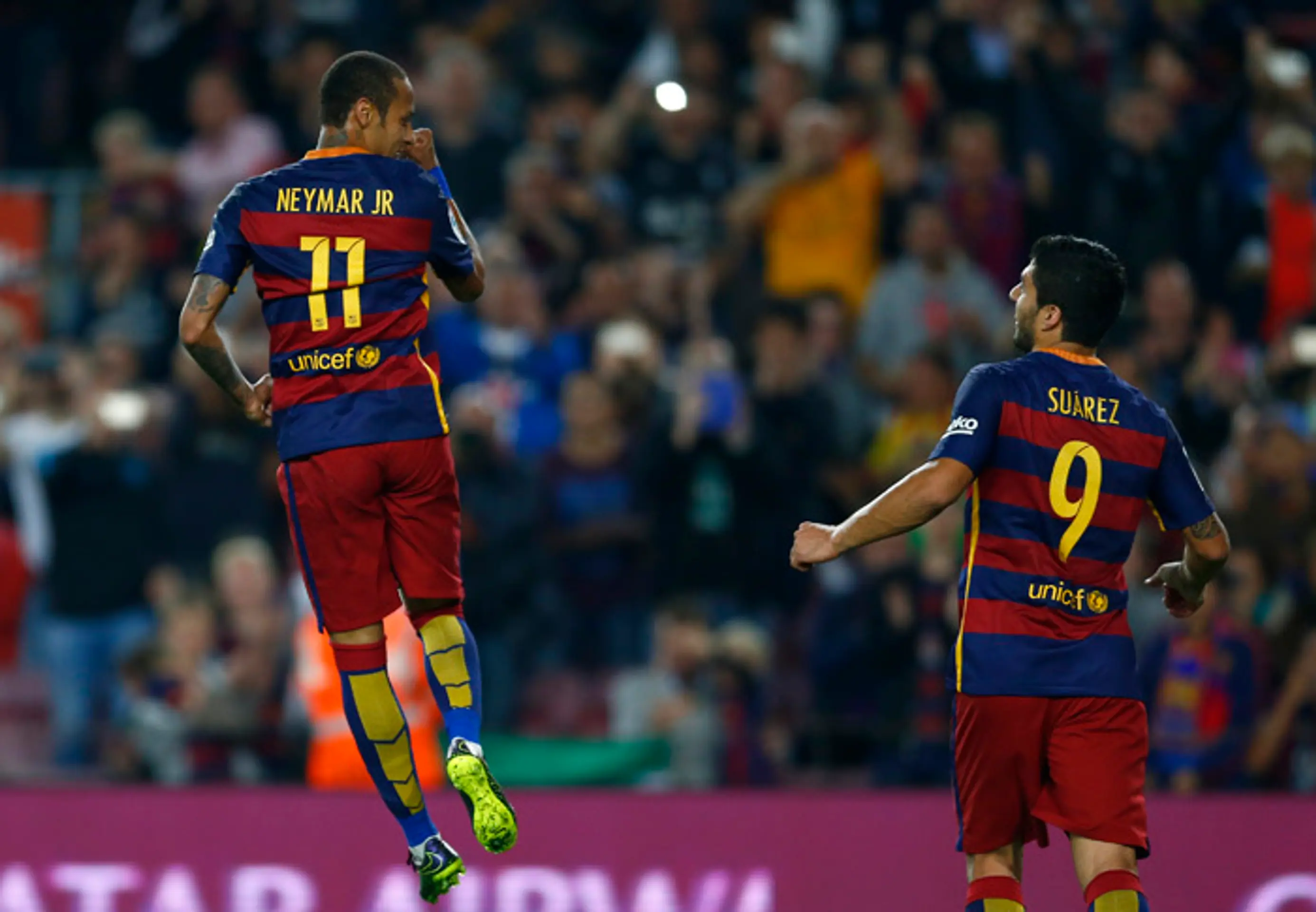 Hráči FC Barcelona - Neymar a Suarez - v zápase proti Rayo Vallecano.