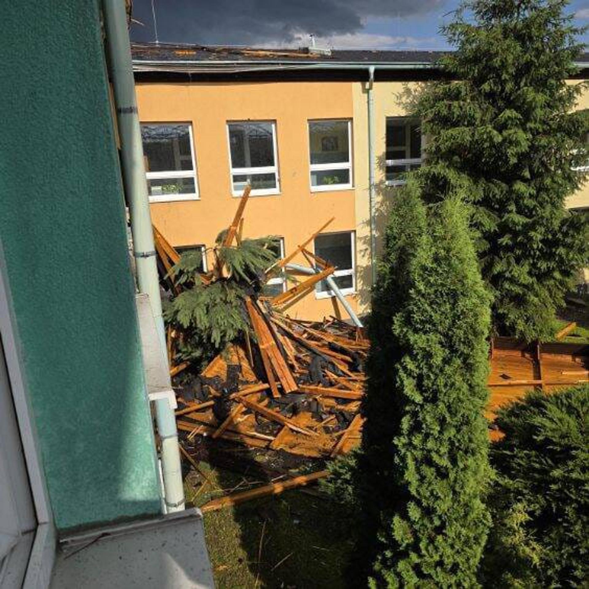 Z dreva zostali len kusy.