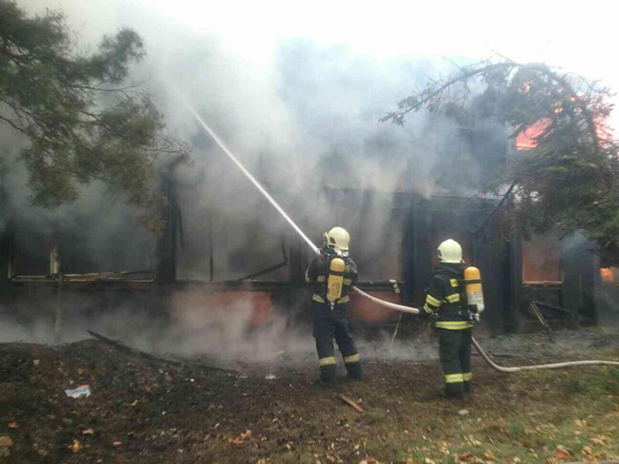 Hasiči sa snažia uhasiť oheň na unimobunkách na Alejovej ulici v Košiciach.
