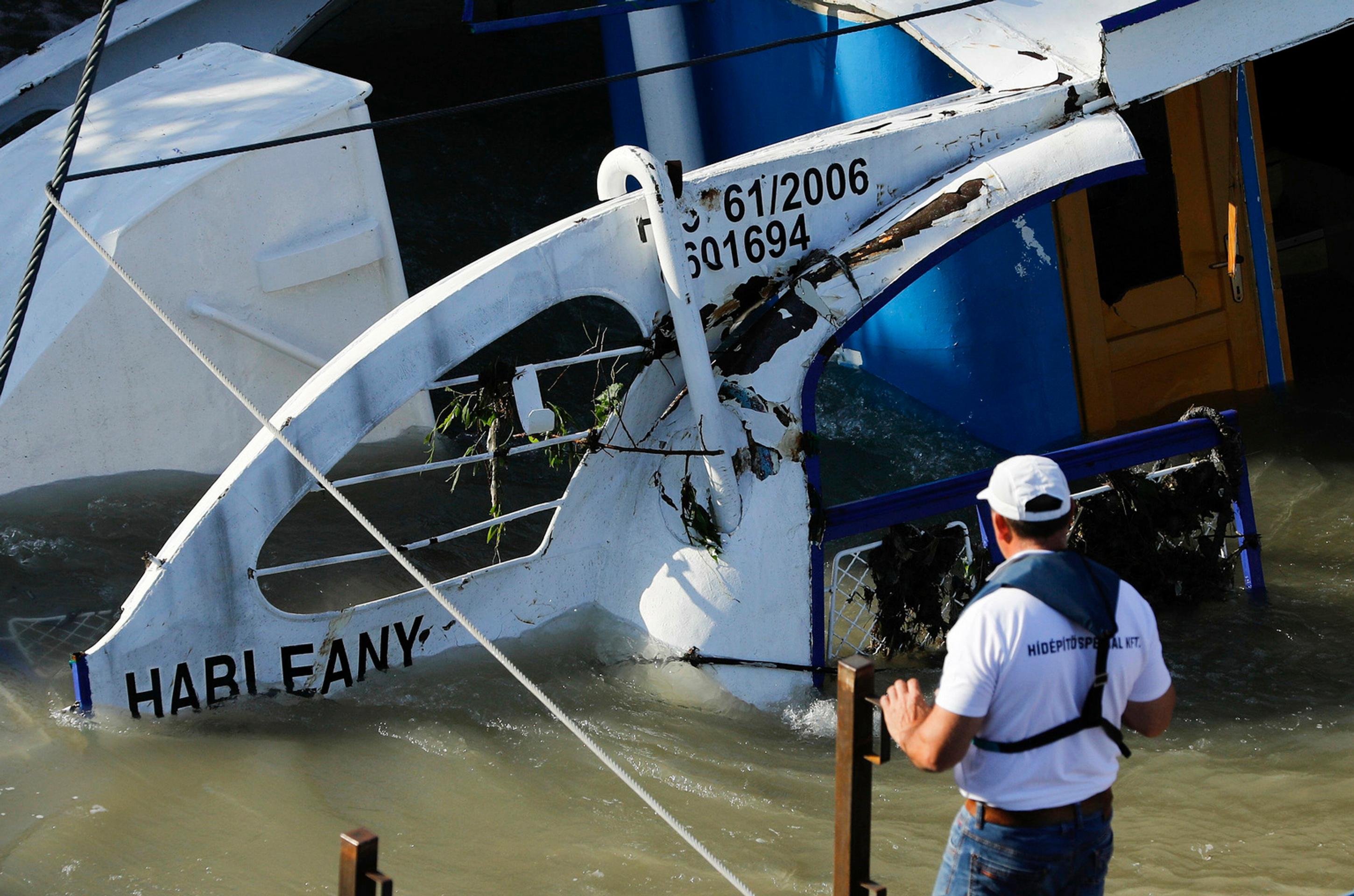 Z hladiny Dunaja zdvíhajú potopenú výletnú loď