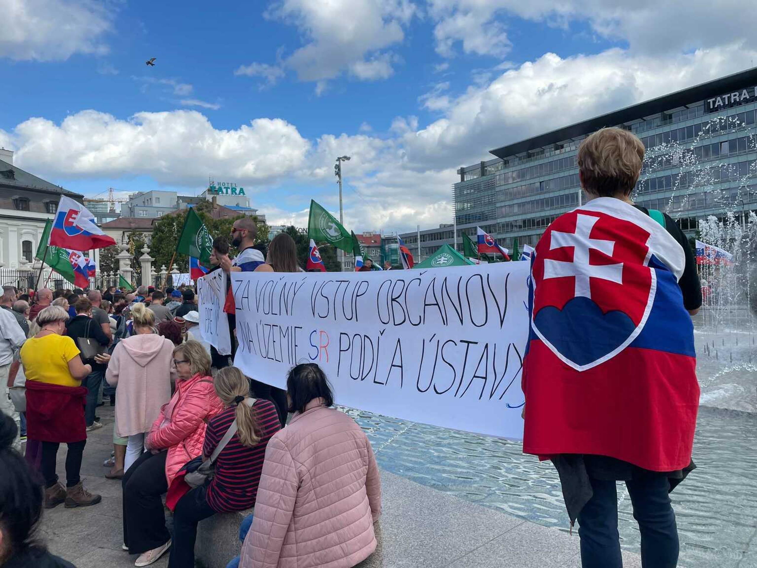Protest pred Prezidentským palácom proti opatreniam