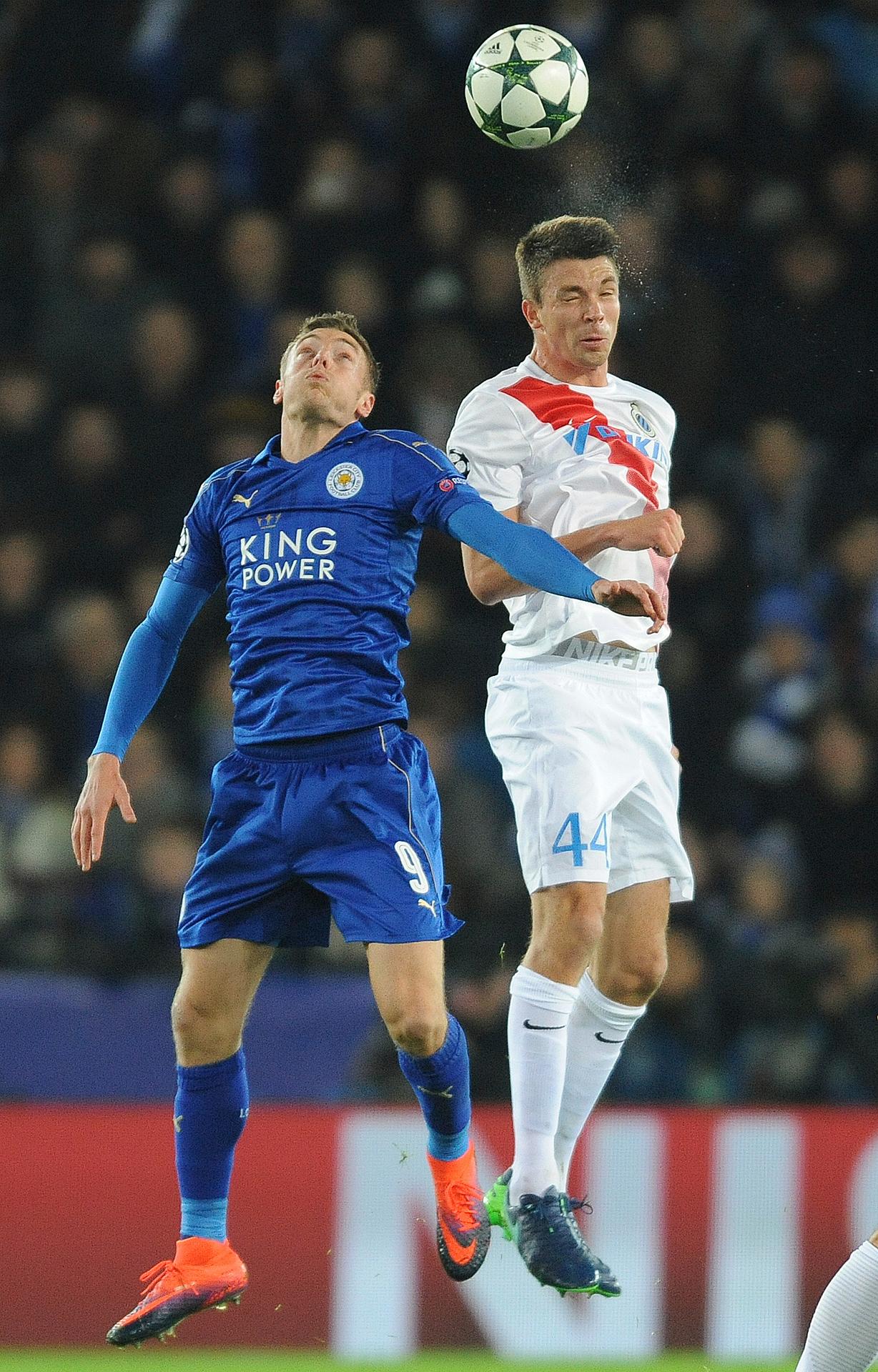 Strelec Leicestru Jamie Vardy (vľavo) v hlavičkovom súboji proti Brandonovi Machelemu z Clubu Bruggy v dueli LM.