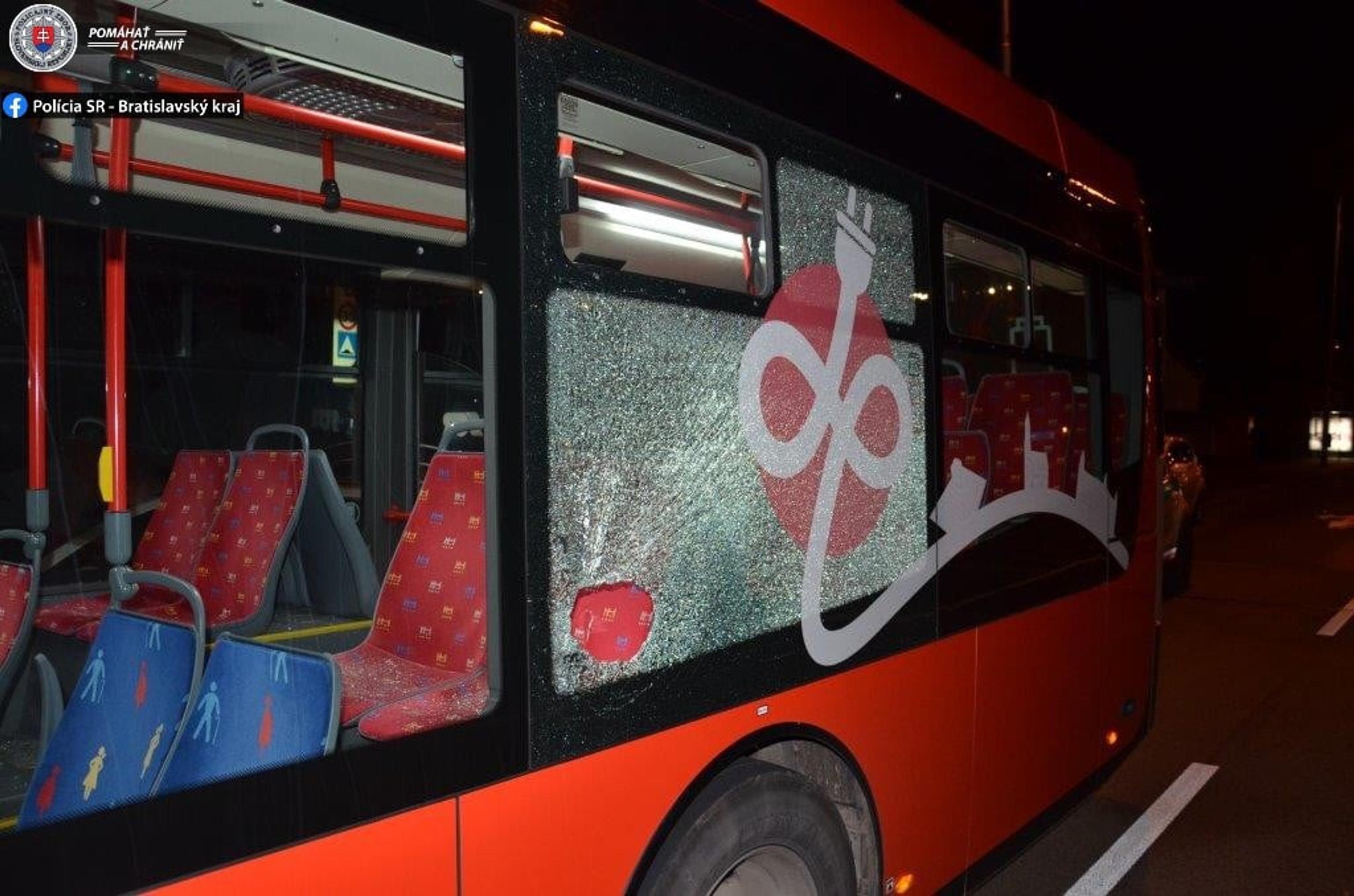 Muž zničil okno v autobuse MHD.