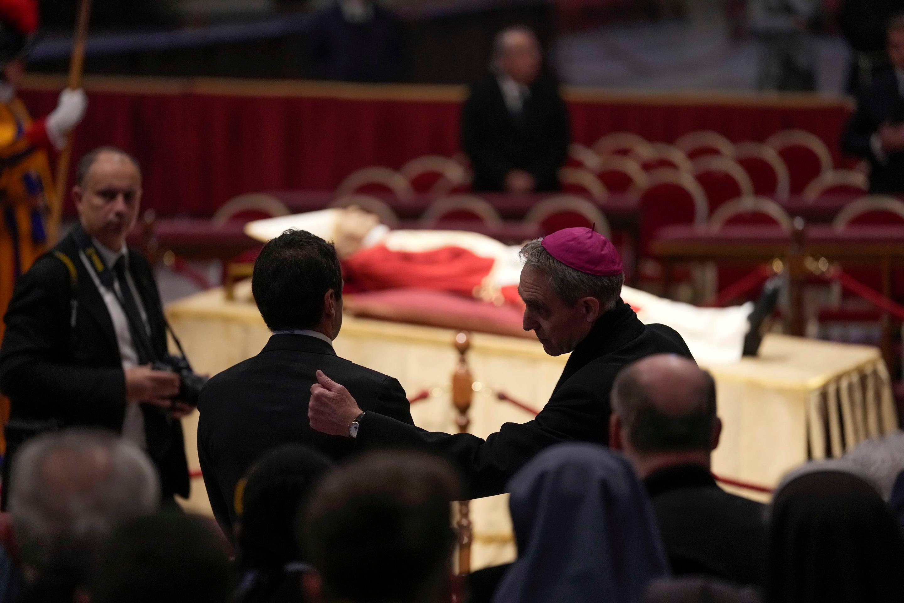 V Chráme svätého Petra vo Vatikáne vystavili k verejnej úcte rakvu s telom zosnulého emeritného pápeža Benedikta XVI.