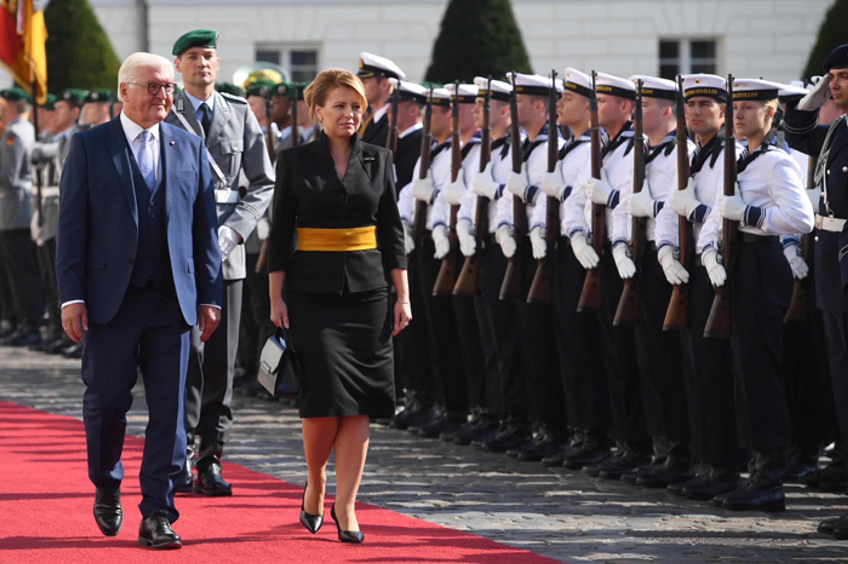 Prezidentka Zuzana Čaputová a nemecký partner Frank-Walter Steinmeier pri podpise do knihy návštev v Berlíne.