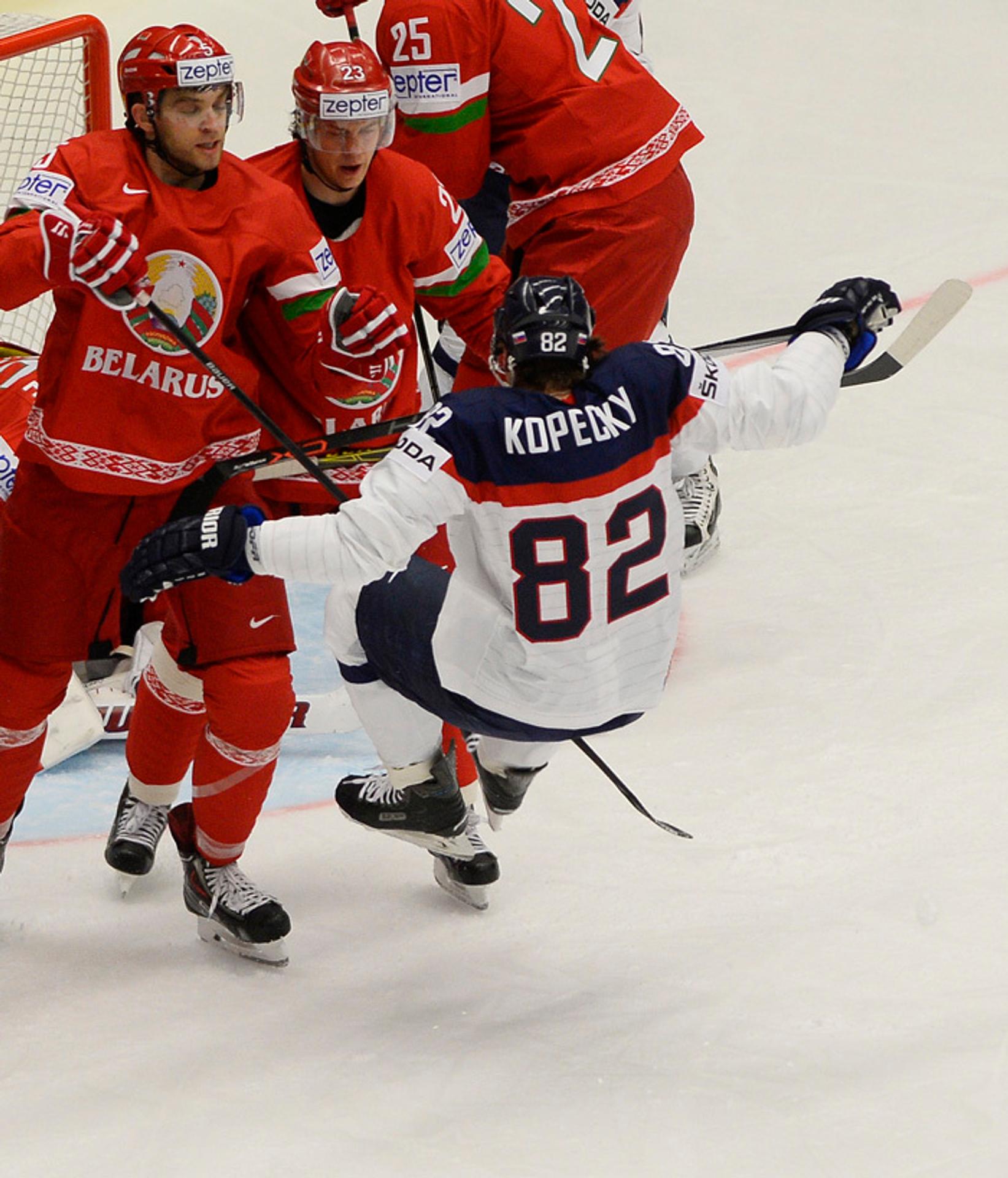 Tomáš Kopecký je tvdo atakovaný hráčmi Bieloruska.