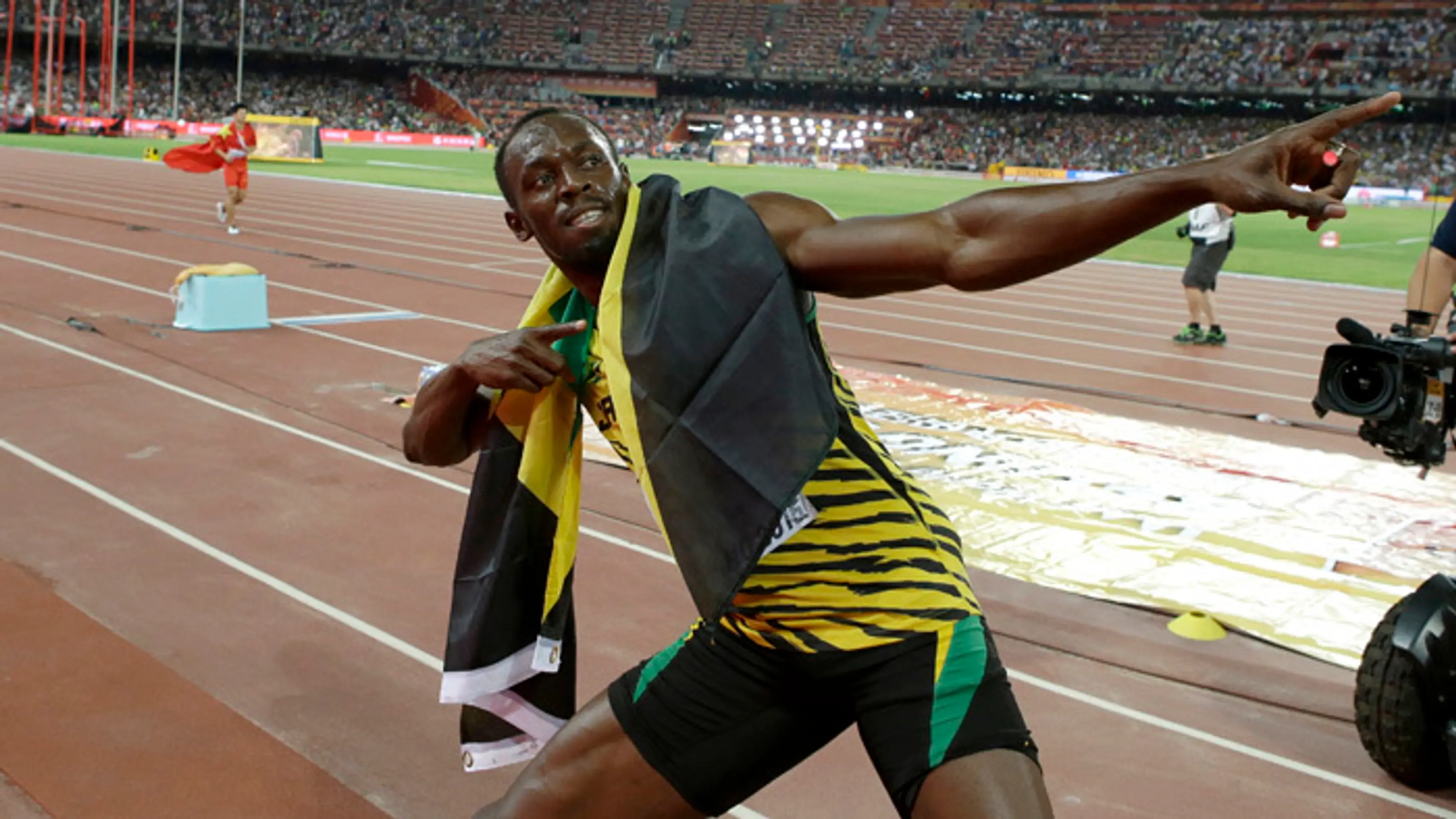 Jamajčan Usain Bolt sa teší po zisku zlatej medaily v behu na 100 m na MS v Pekingu