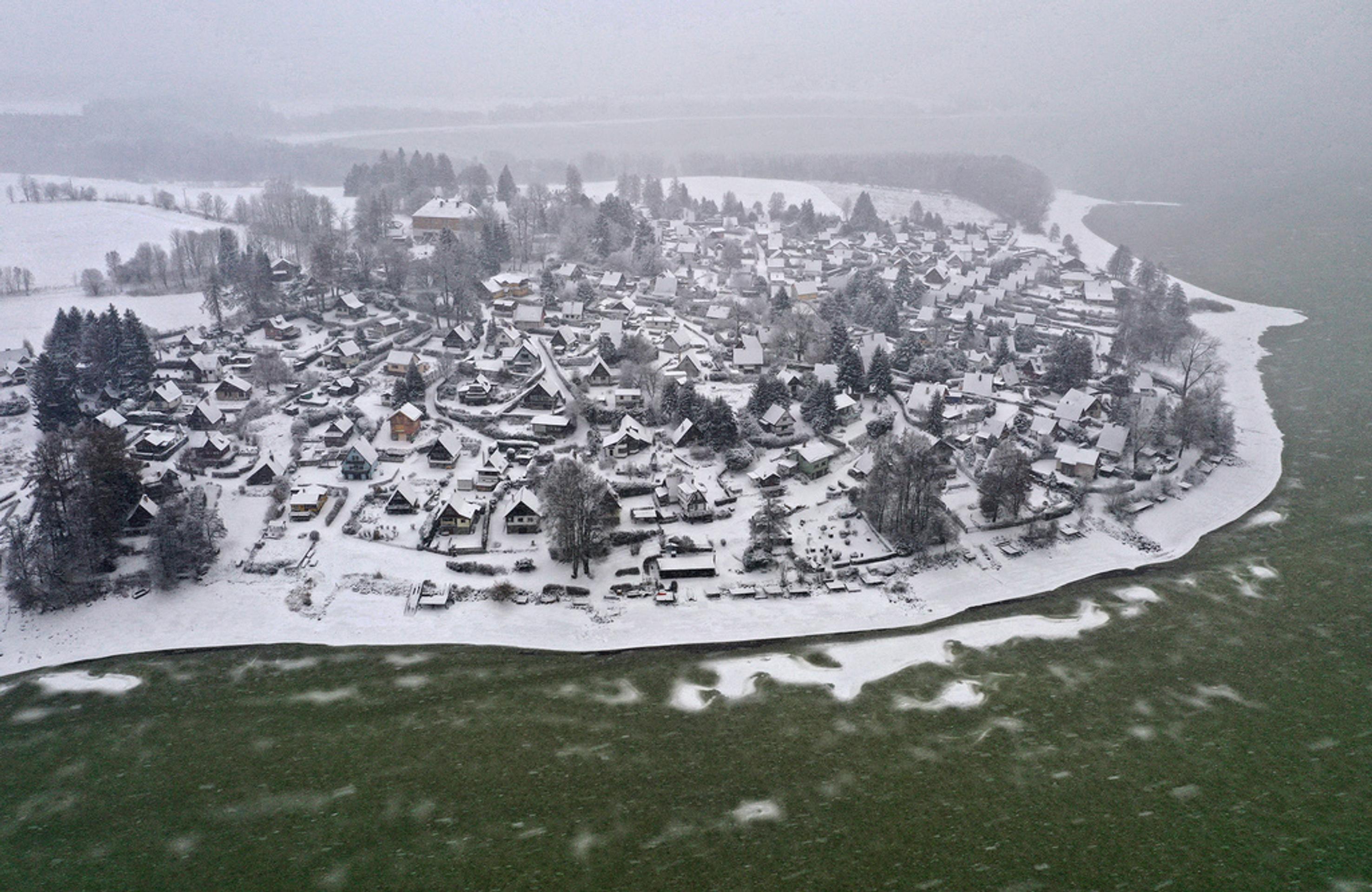 Vodnú nádrž Lipno pokryl zelený ľad zafarbený od siníc.