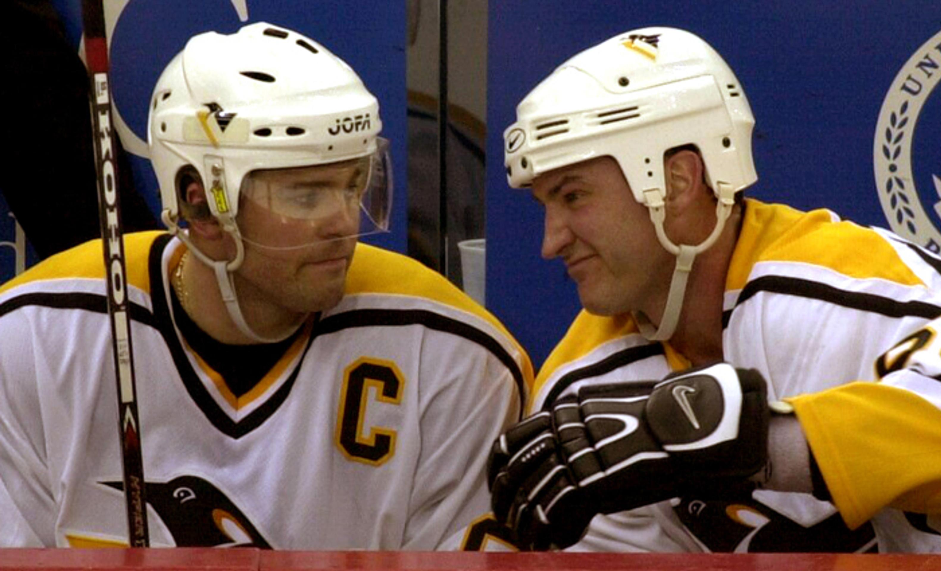 Mario Lemieux a Jaromír Jágr (Pittsburgh Penguins) diskutujú počas zápasu play off (16. apríla 2001)