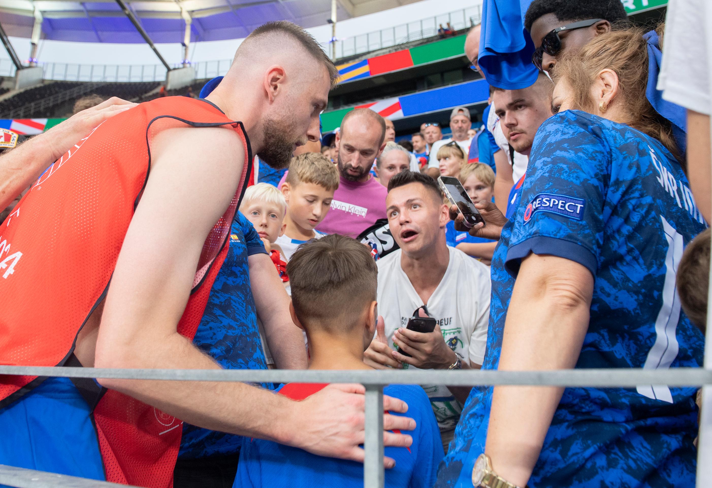 Milan Škriniar (vľavo) s fanúšikmi po zápase s Rumunskom na ME 2024.