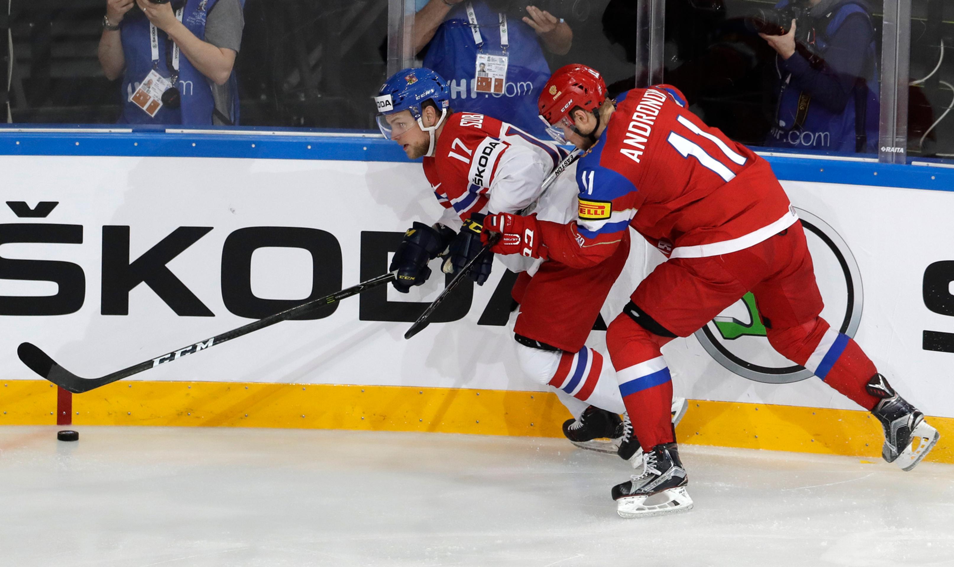 Rus Sergei Andronov (vpravo) atakuje vo štvrťfinále MS 2017 Čecha Vladimíra Sobotku.