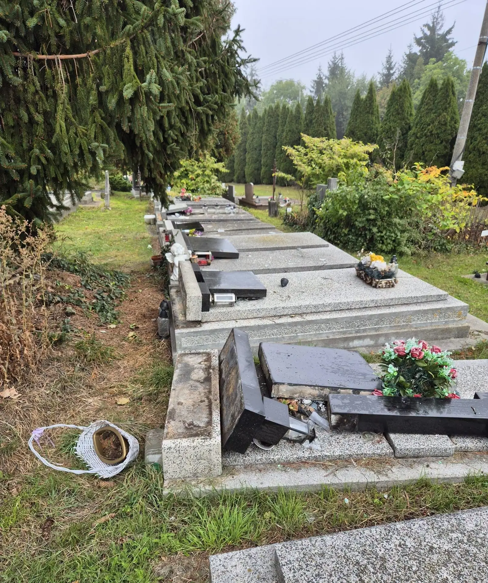 Poničené hroby na cintoríne vo Vrútkach. 