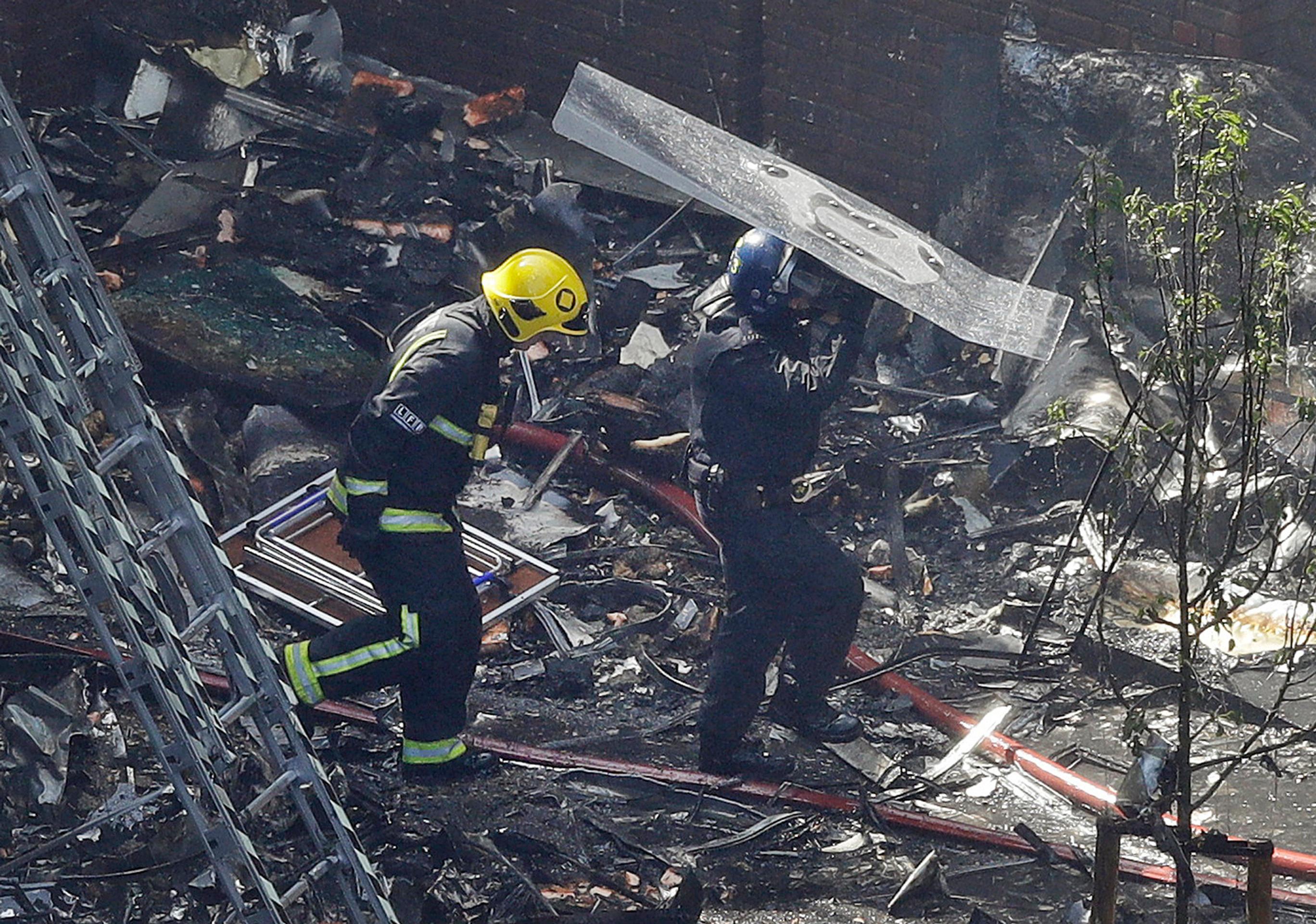 Hasiči prehľadávajú trosky.