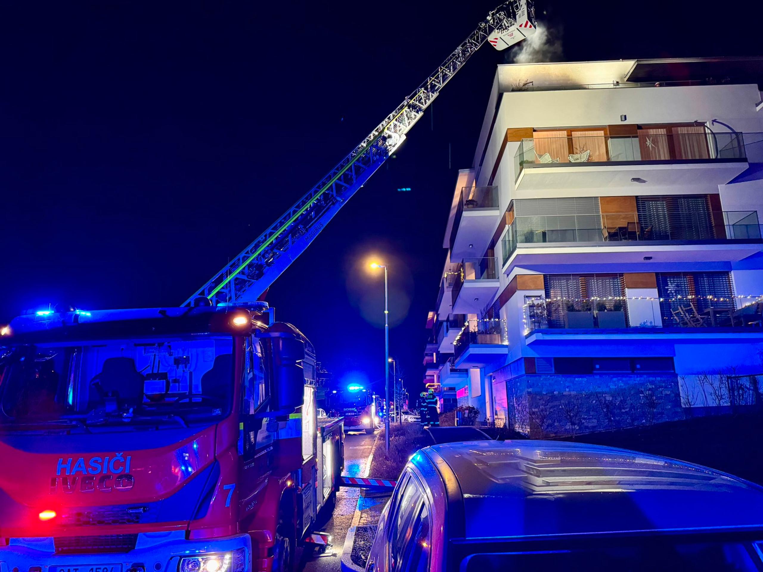 Prskavka spôsobila požiar rovno dvoch rôznych  bytov v Prahe