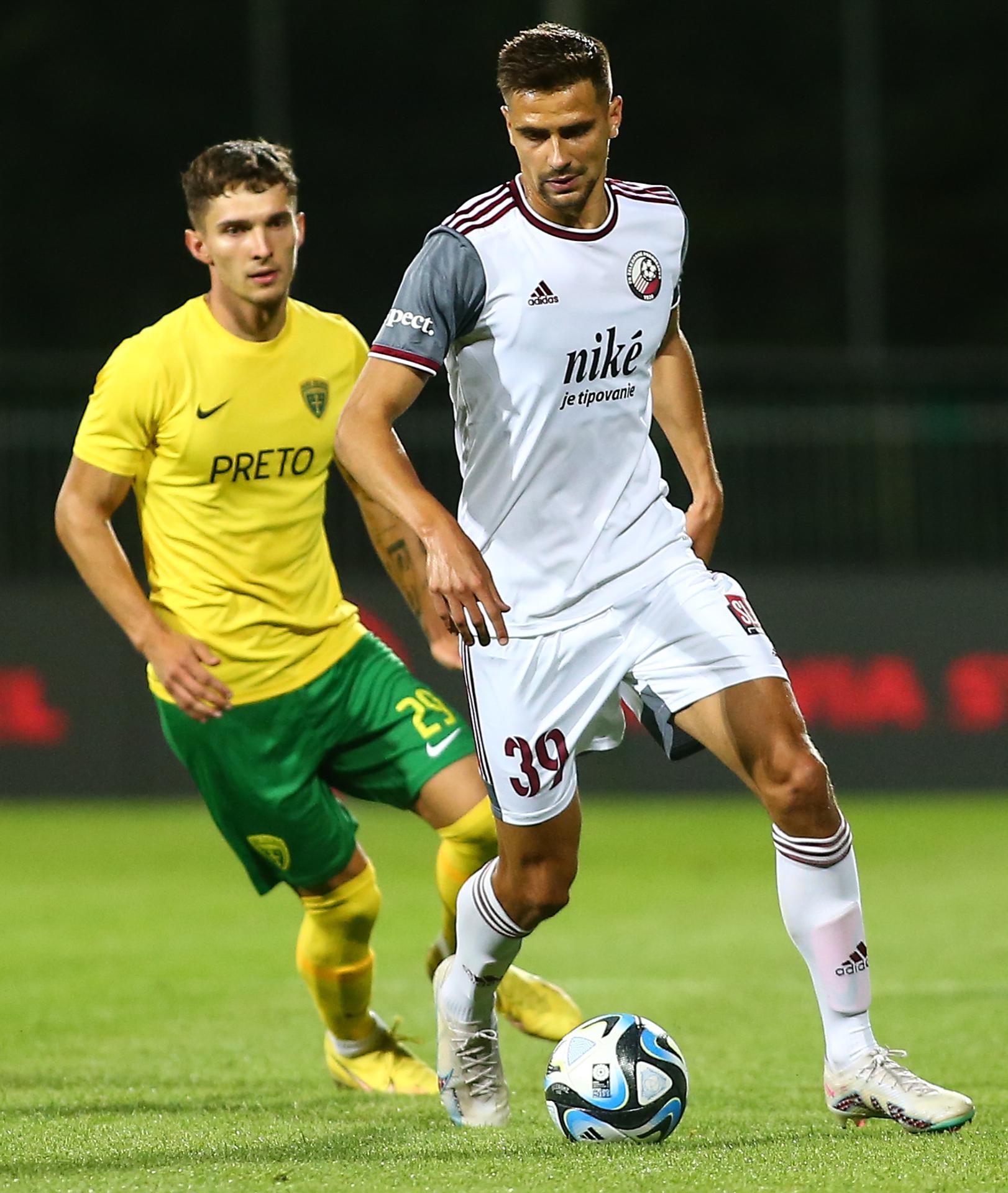 Zľava Dávid Ďuriš (Žilina) a Marek Kristián Bartoš (Podbrezová) v súboji o loptu v zápase 2. kola Niké ligy.