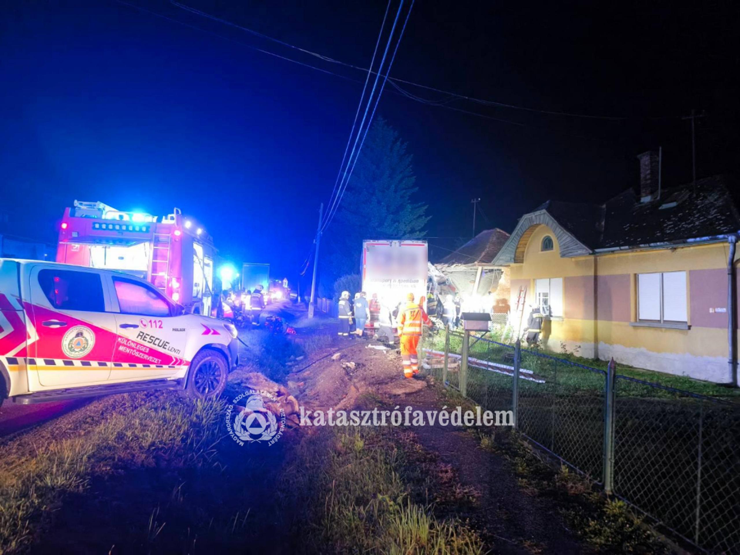 Slovenský kamión narazil do múru rodinného domu v Maďarsku