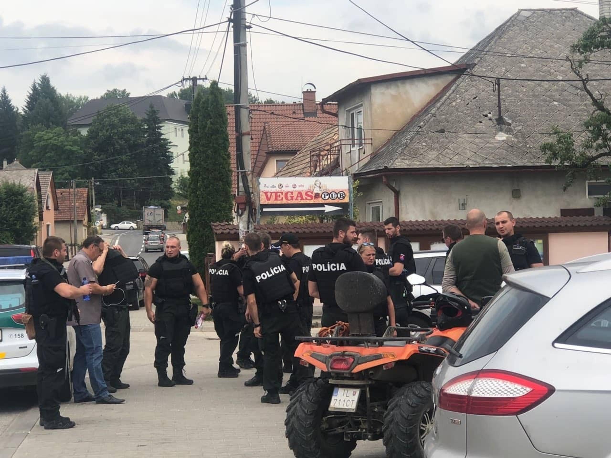 Jednotka draftu NHL Jack Hughes (uprostred), dvojha Kaapo Kakko (vľavo) a trojka Kirby Dach.