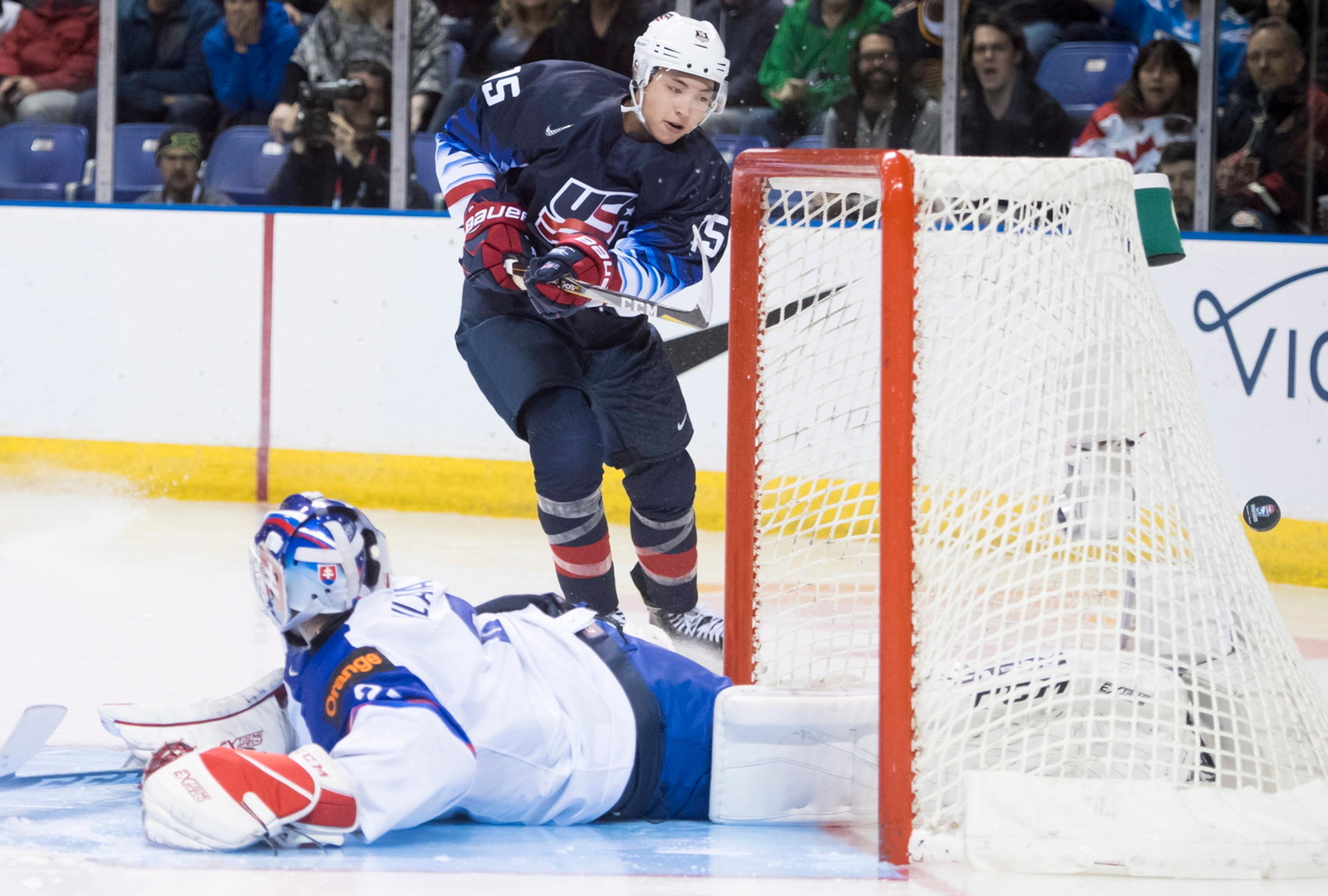 Američan Mikey Anderson (vpravo) atakuje Adama Žiaka v zápase na MS do 20 rokov.