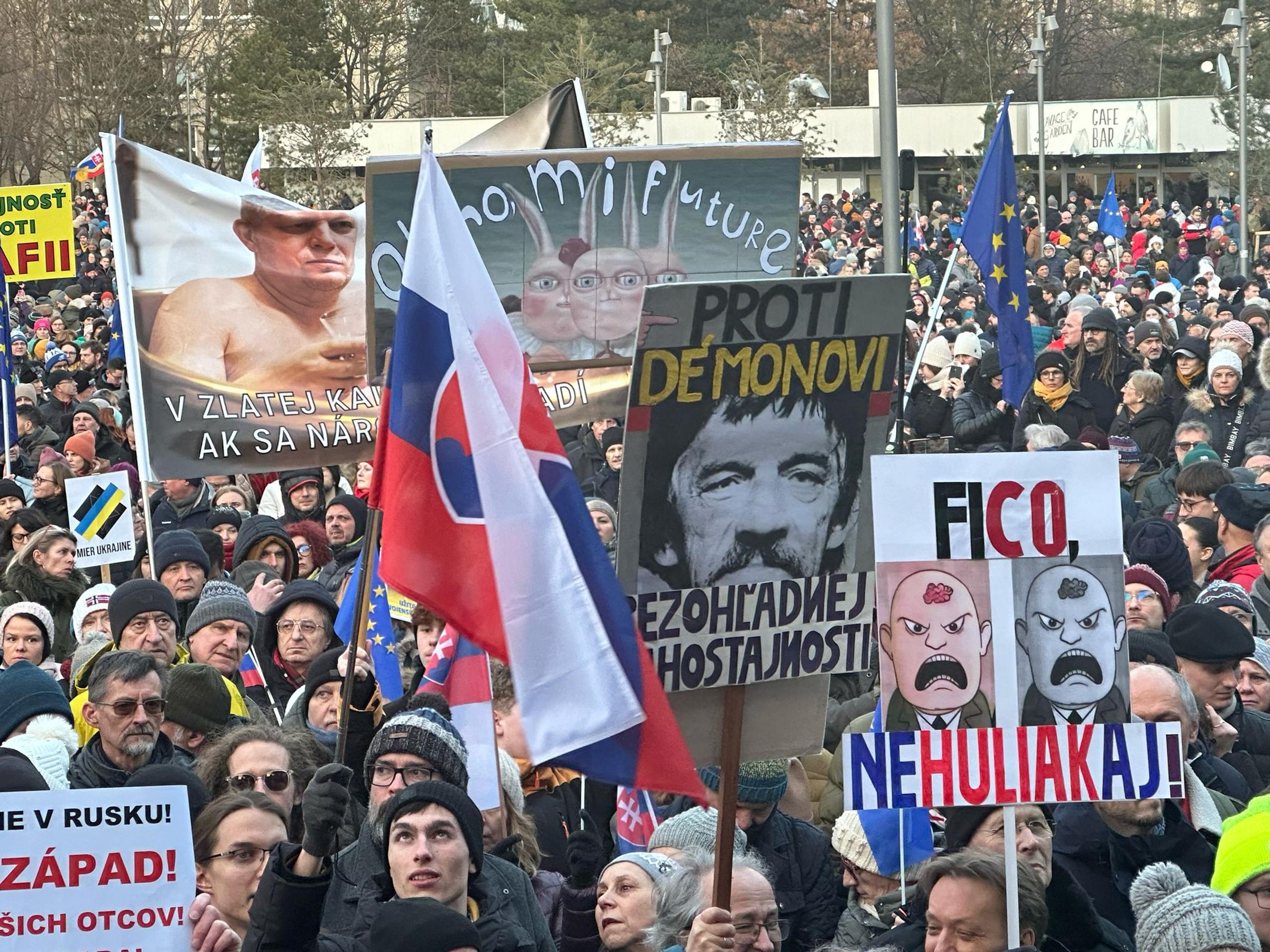 Námestie sa zaplnilo ľuďmi s transparentami