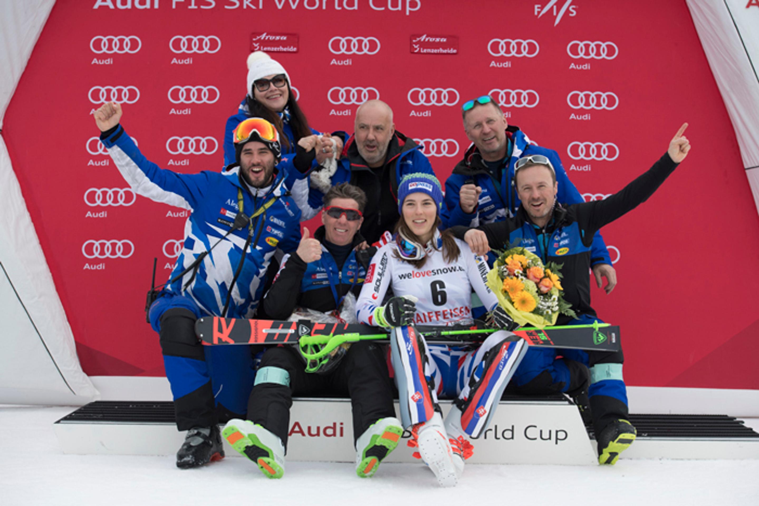 Víťazná Petra Vlhová a Veronika Velez-Zuzulová v cieli v 2. kole Svetového pohára v švajčiarskom Lenzerheide.