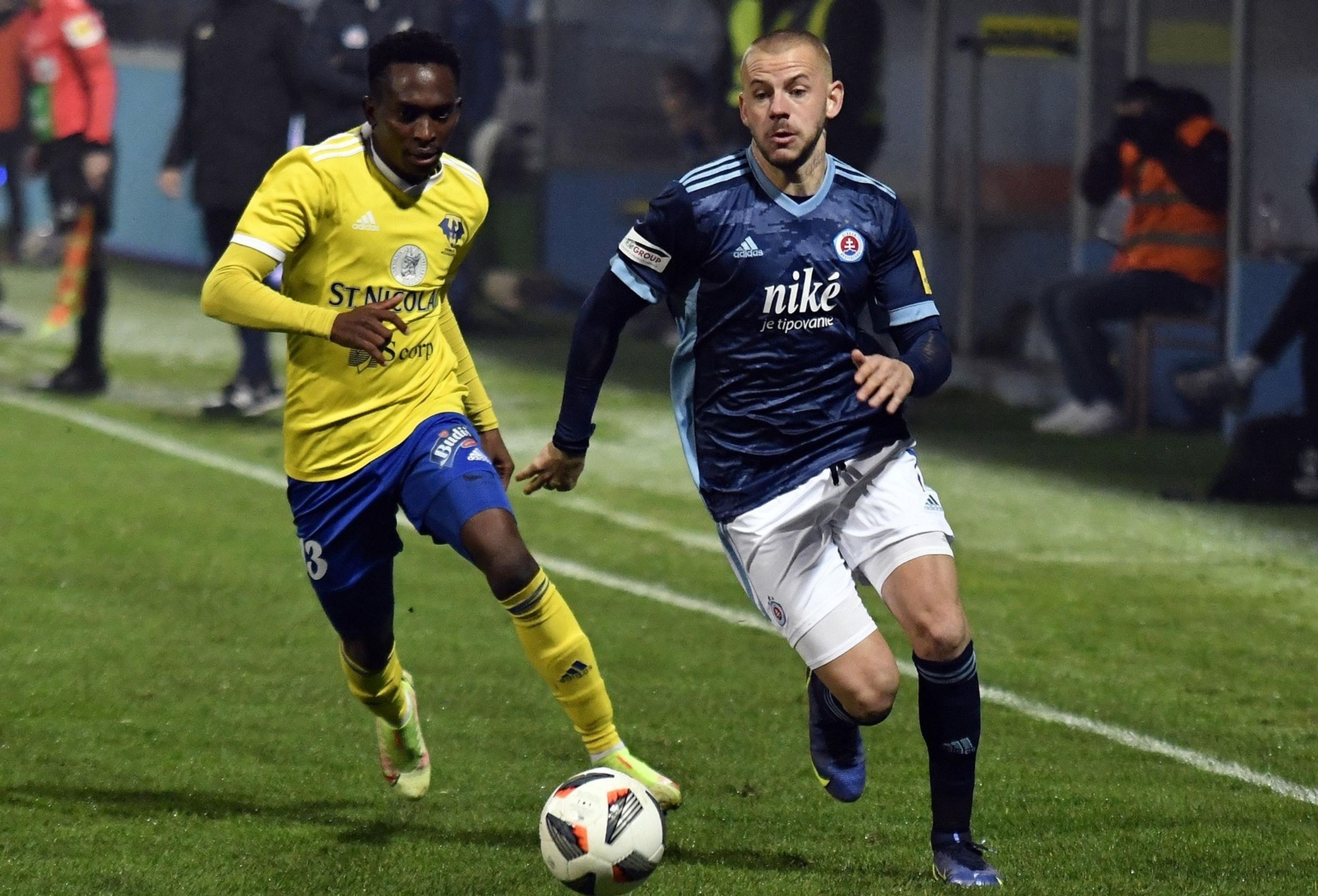 Zľava Wisdom Uda Kanu (Michalovce) a Vladimír Weiss ml. zo Slovana v zápase 15. kola Fortuna ligy.