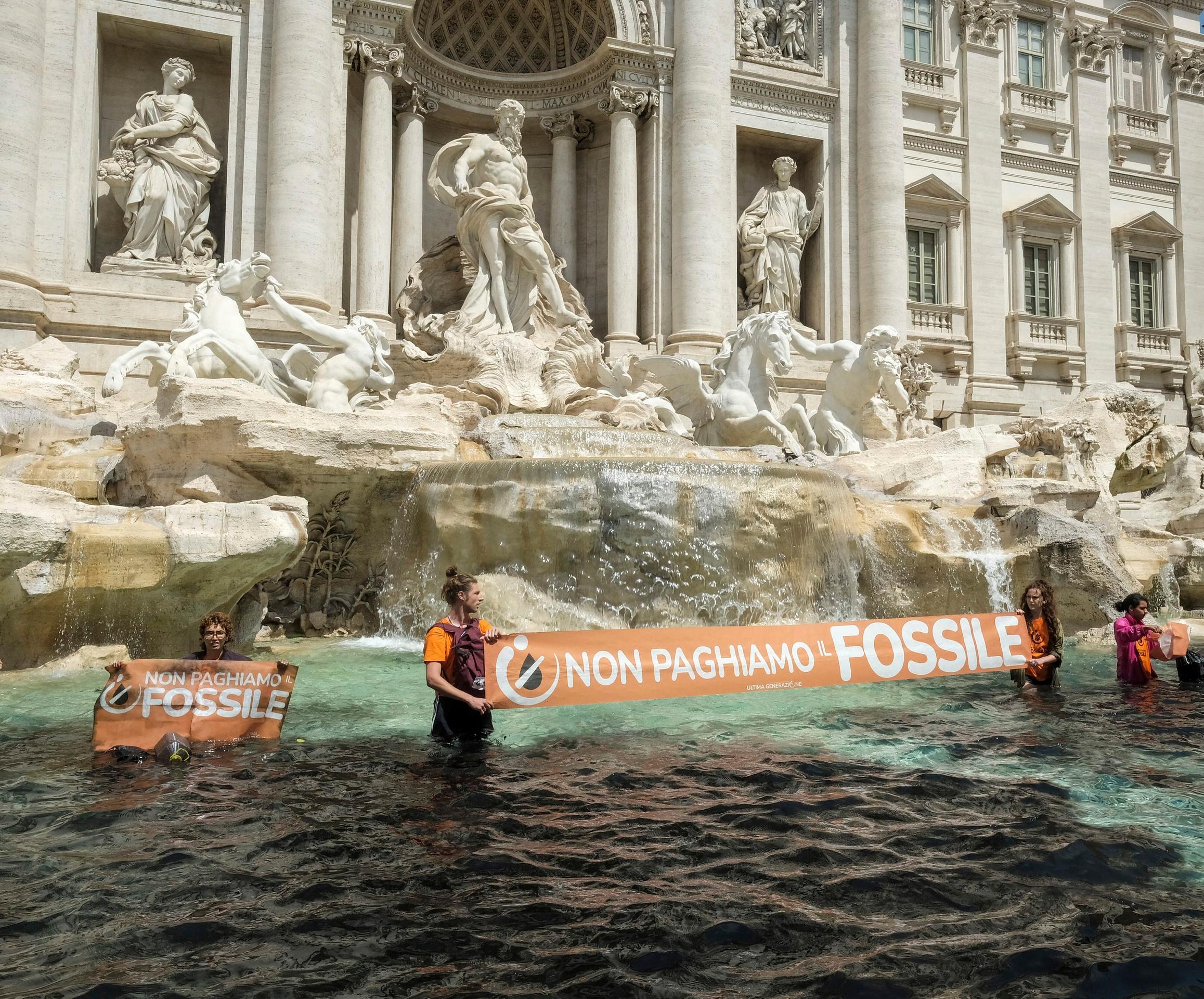 Protest klimatických aktivistov vo Fontáne di Trevi v Ríme.