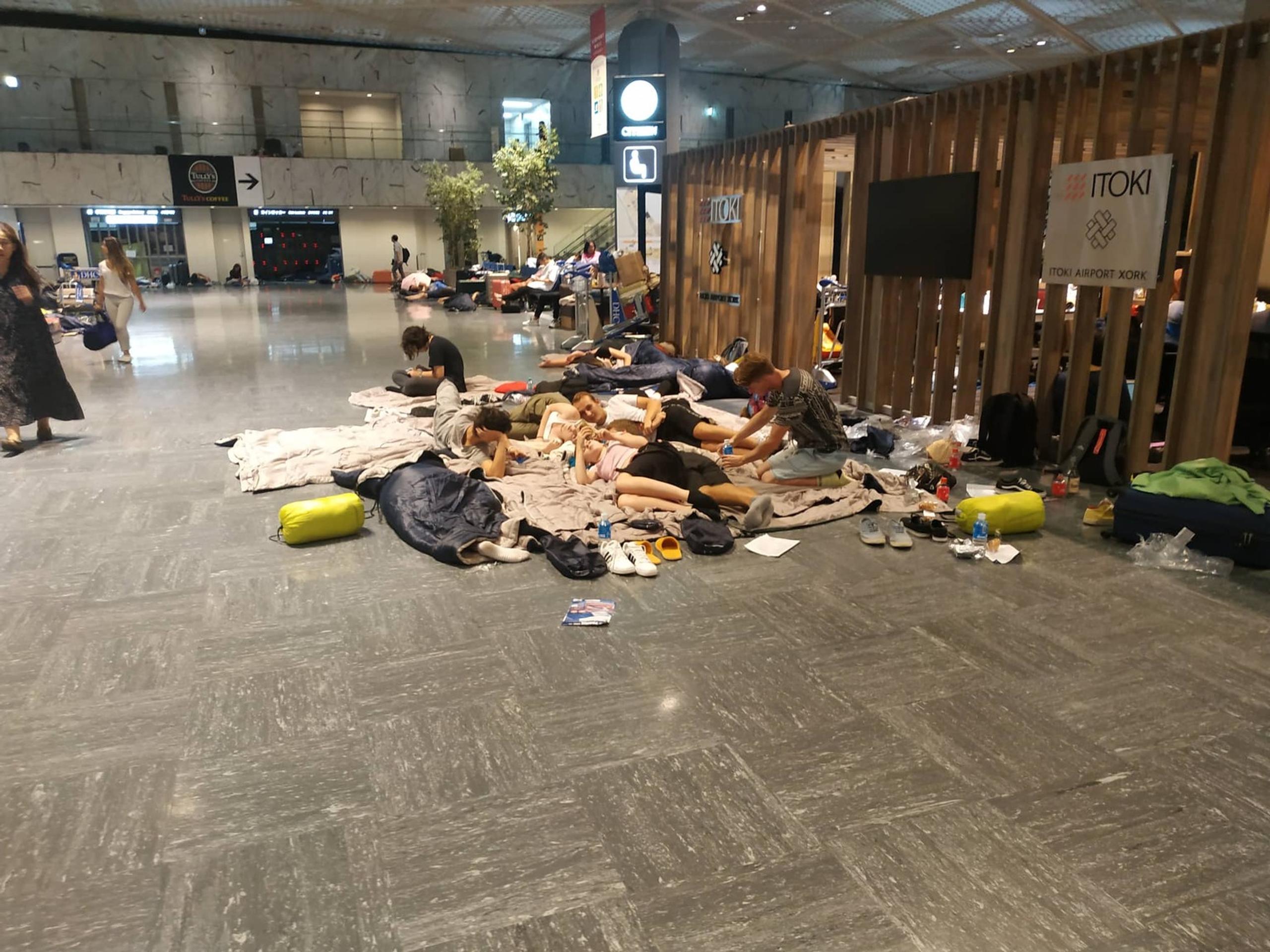 Členovia súboru Cantica nova na letisku v Tokiu