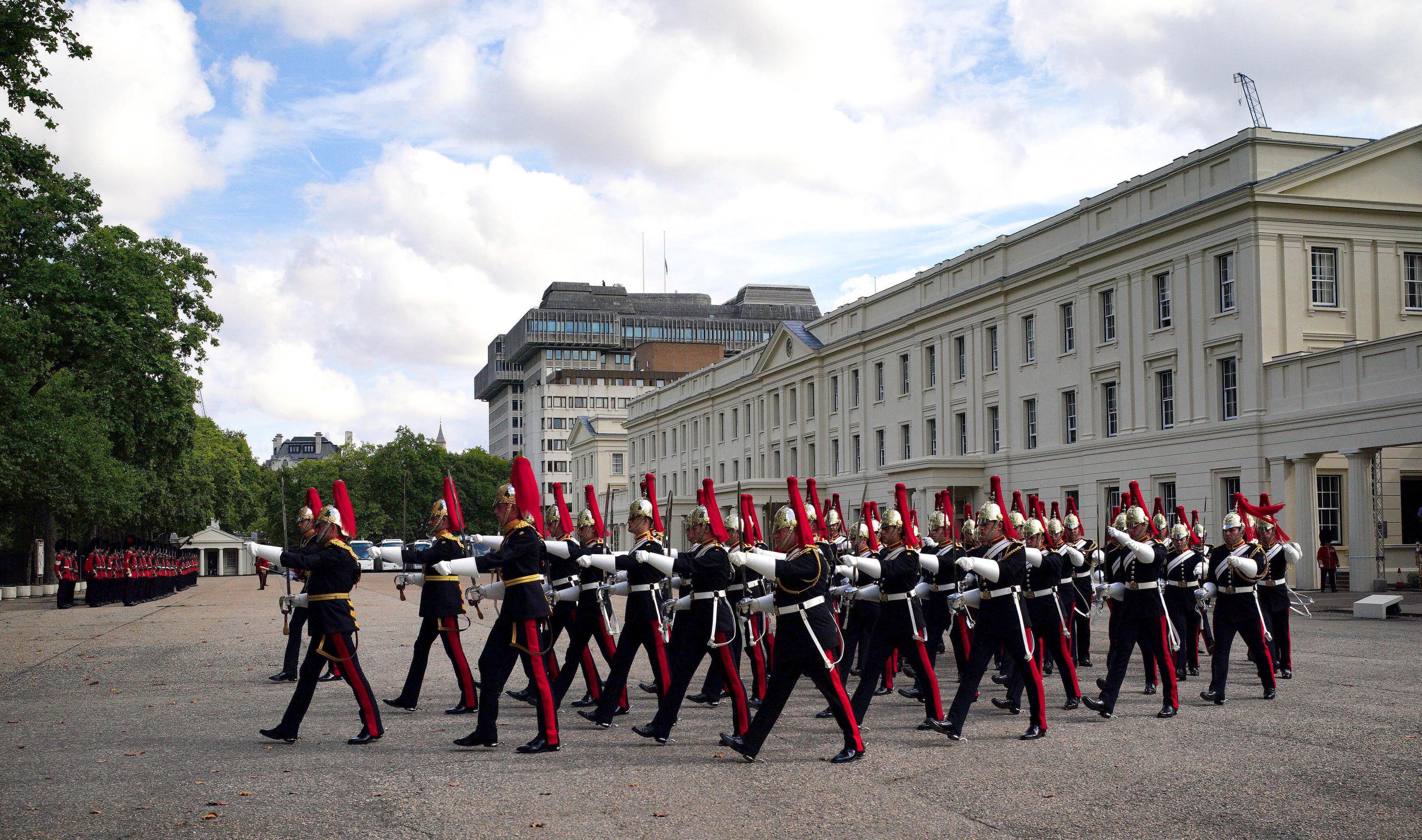Príslušníci Kráľovskej stráže pochodujú pri odchode z Wellington Barracks pred slávnostnou procesiou s prevozom rakvy zosnulej britskej kráľovnej Alžbety II.