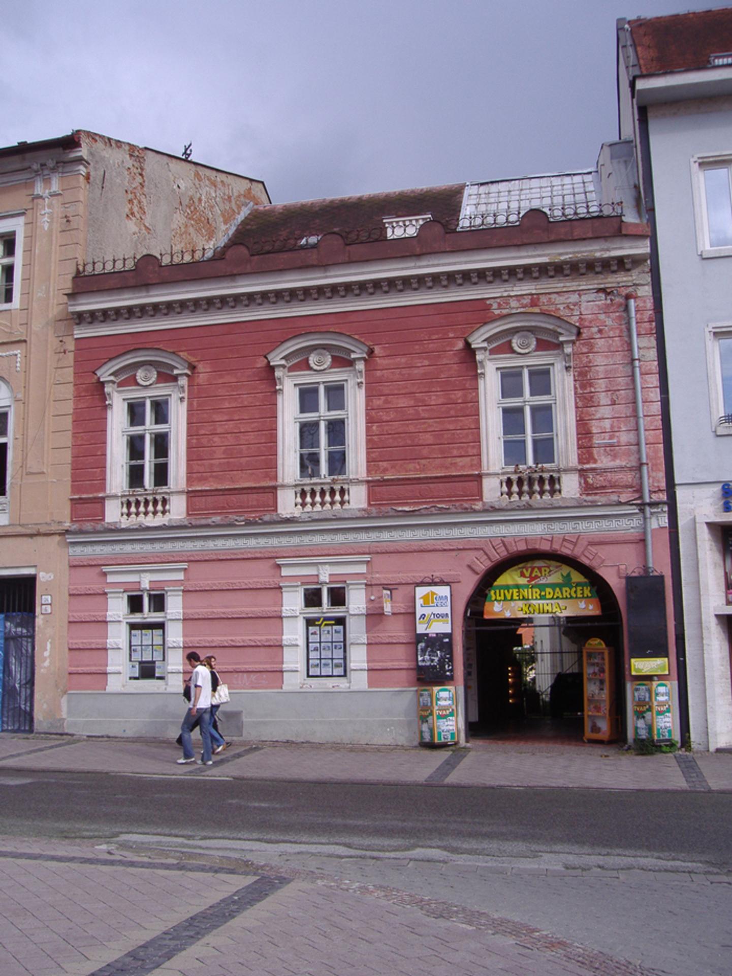 Dom na Nám. Štefana Moysesa v Banskej Bystrici, kde unikátna zavesená reťazová strecha z kujného železa