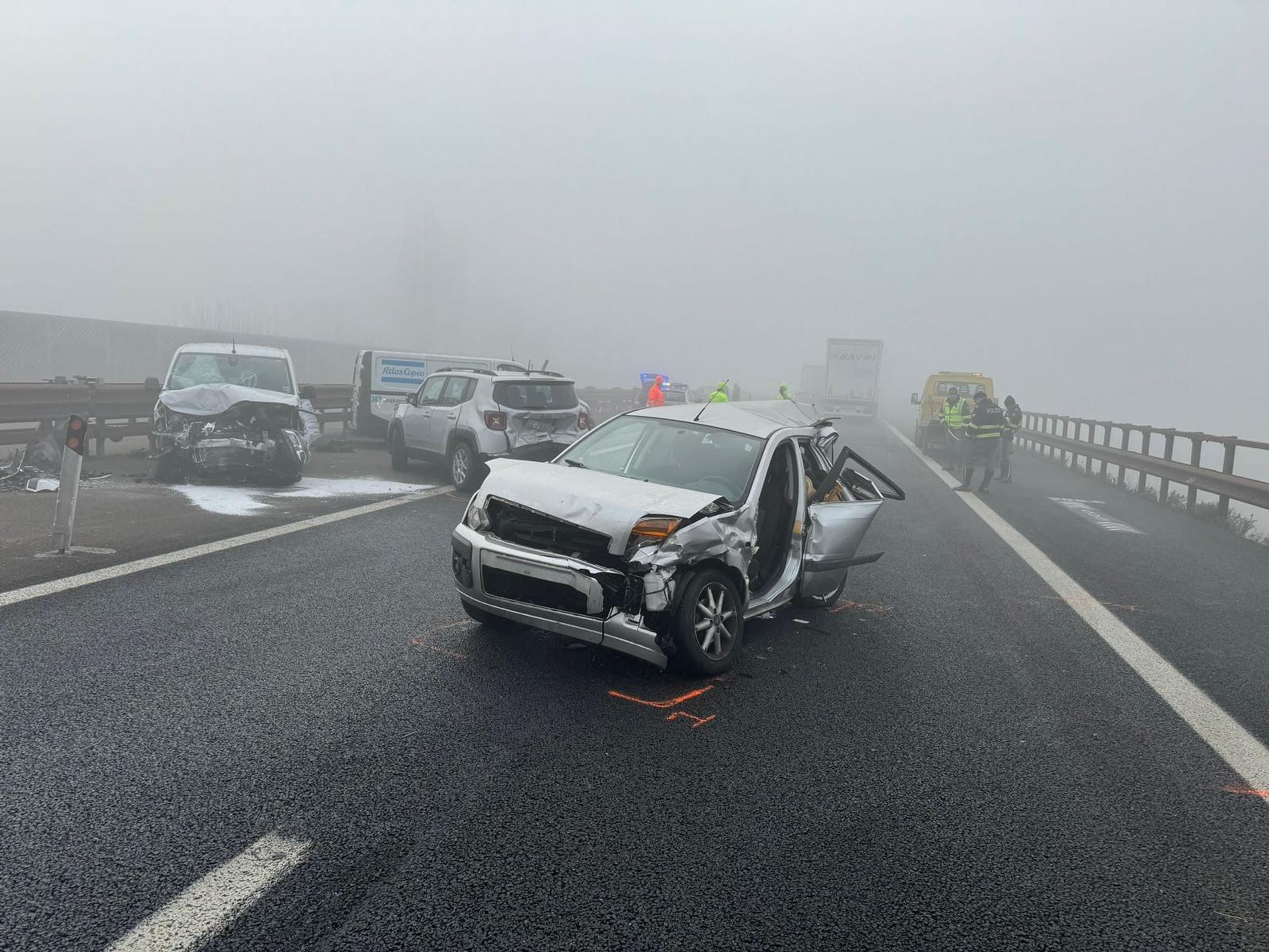 Zdemolované vozidlá po zrážke na talianskej diaľnici.