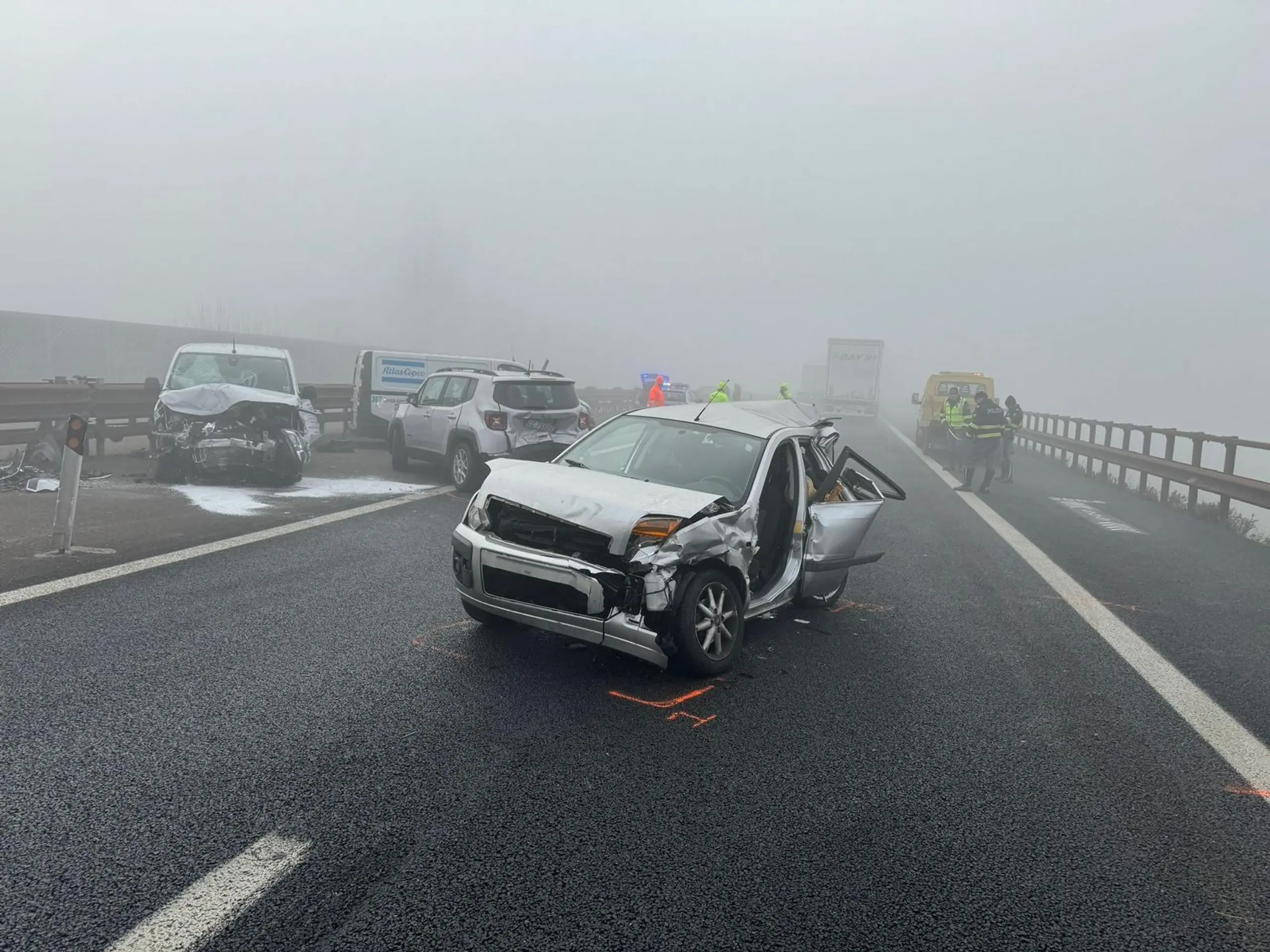 Zdemolované vozidlá po zrážke na talianskej diaľnici.
