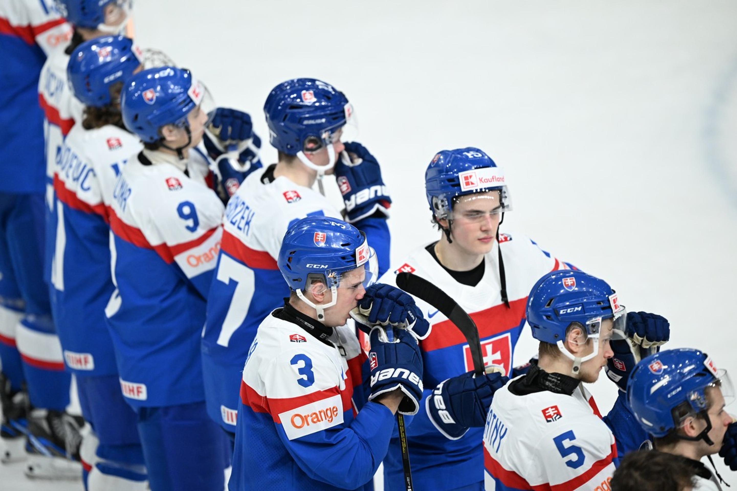 Slovenskí hokejisti po prehre s Fínskom.