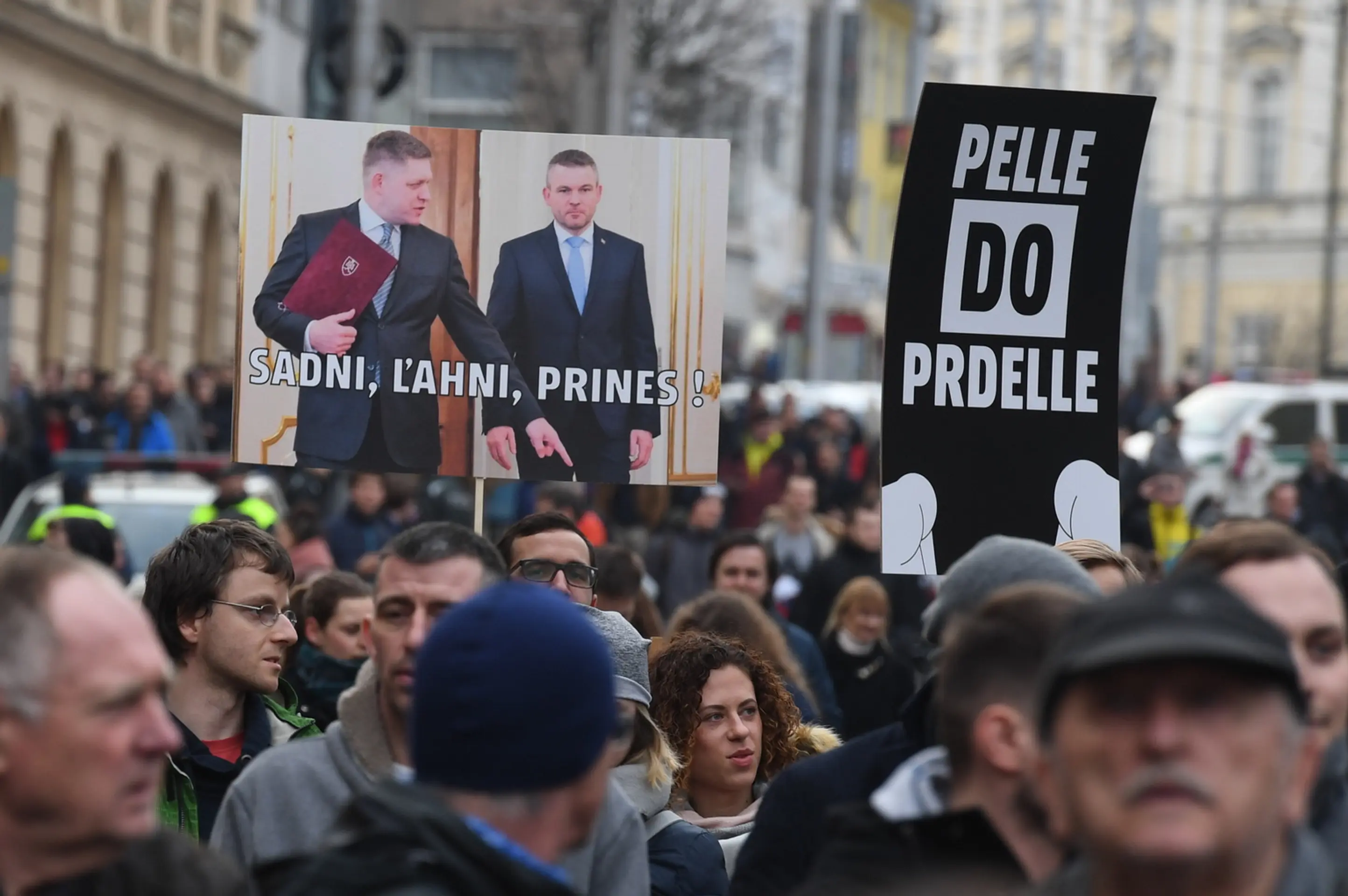 Ľudia si na protest aj tentoraz doniesli tematické transparenty. 