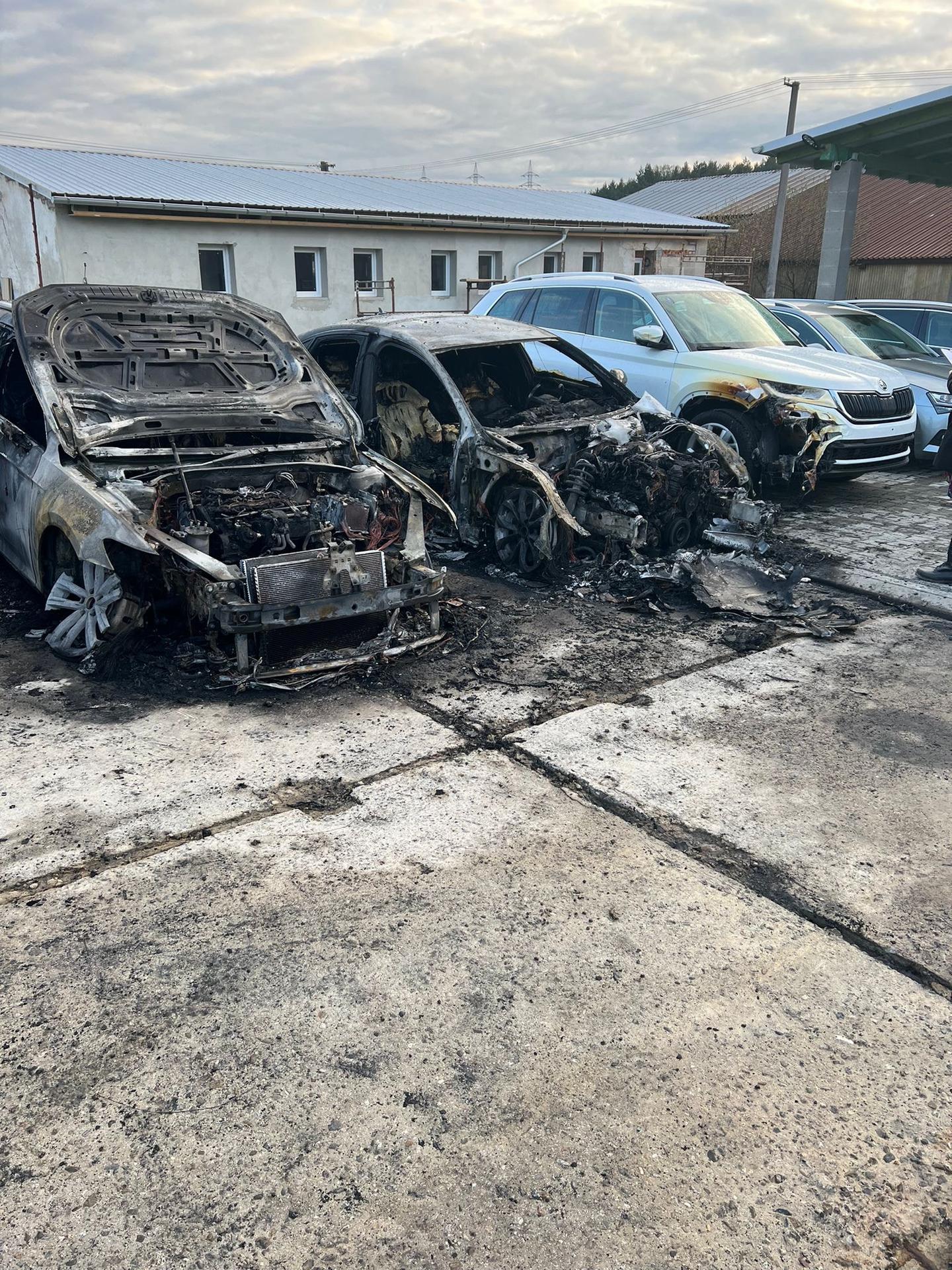 Muži podpálili päť áut pri Žiari nad Hronom.