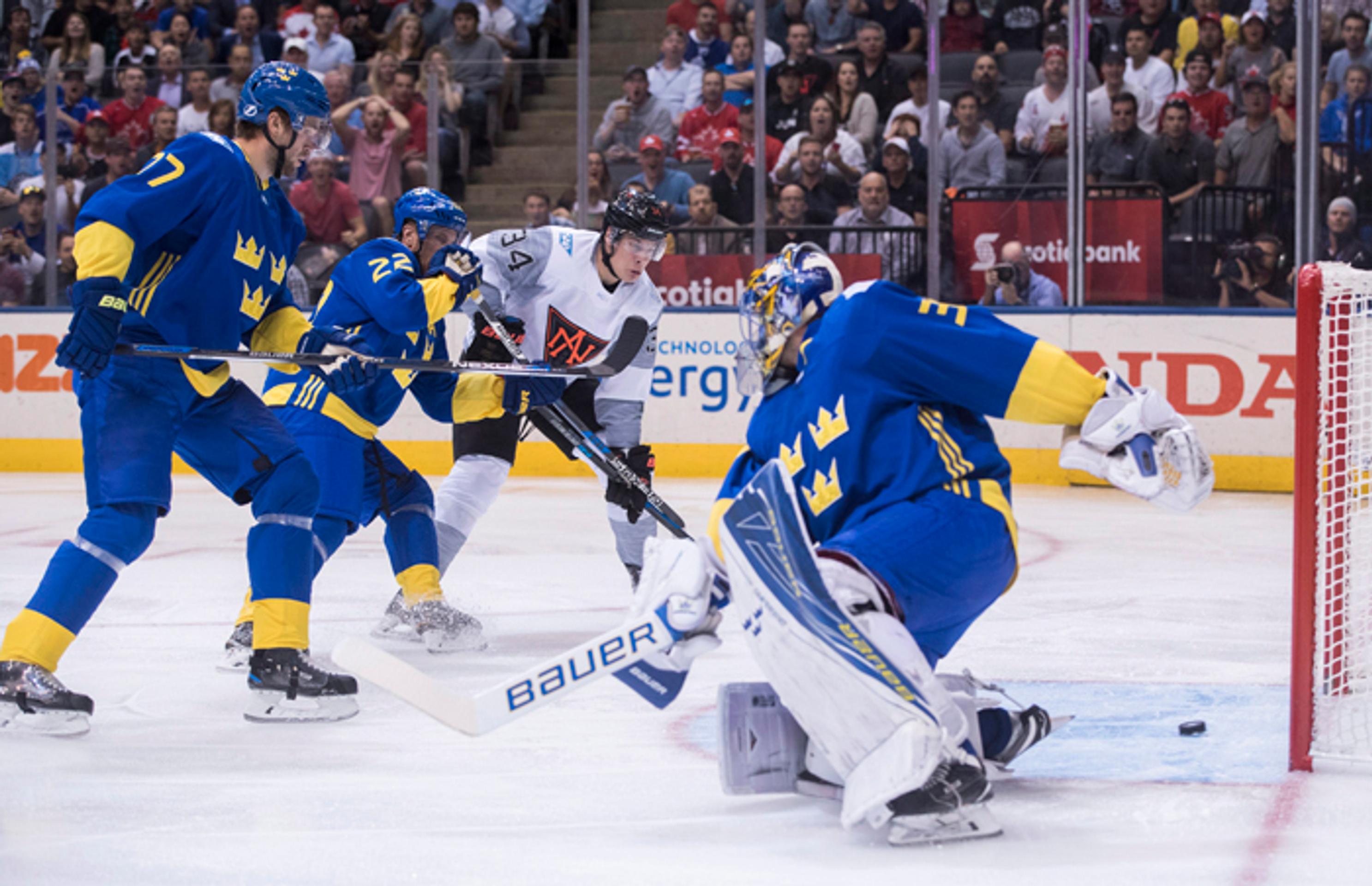 Hráč Tímu Severnej Ameriky Auston Matthews dáva gól do švédskej brány.