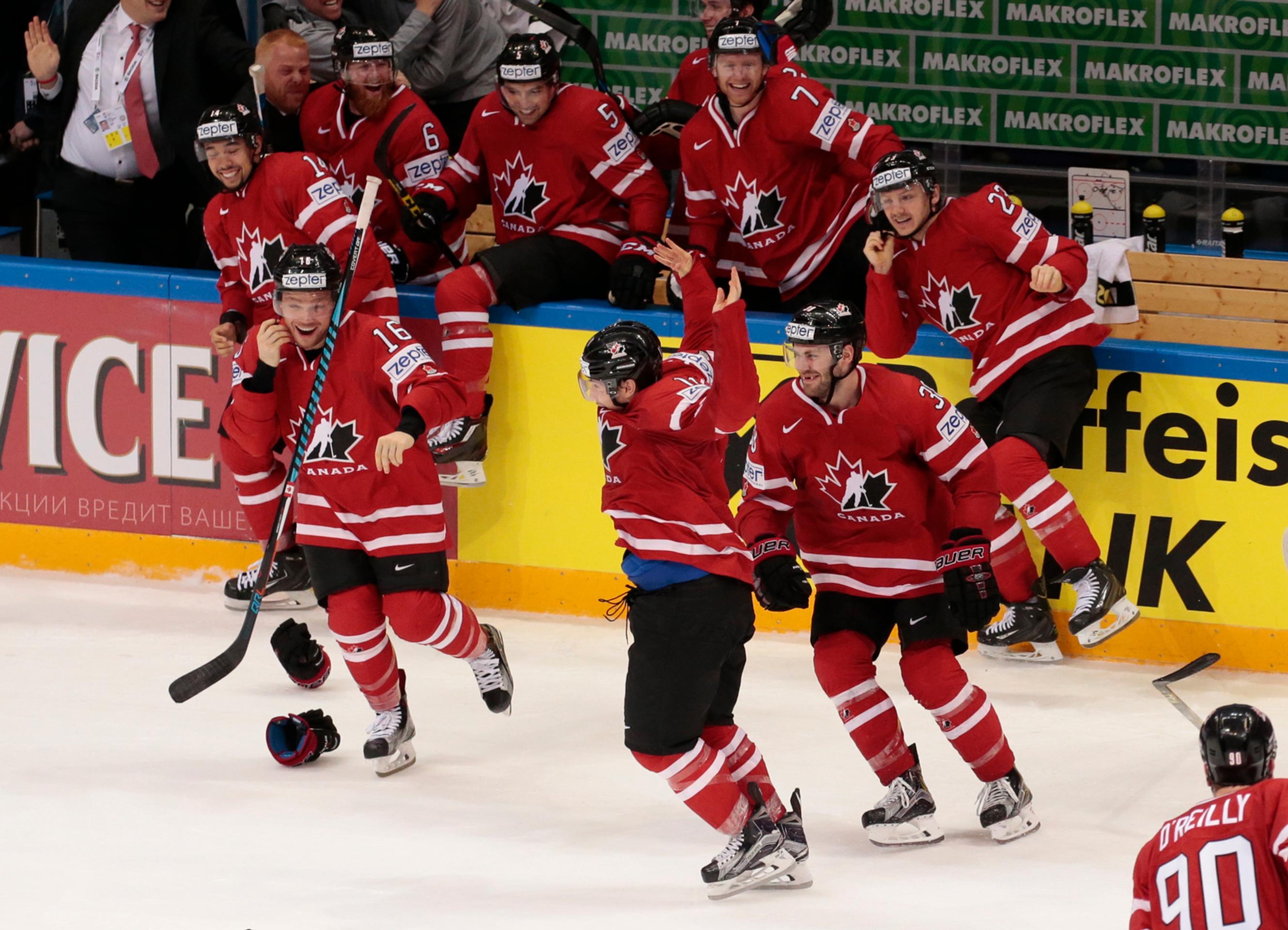 Kanadská reprezentácia sa raduje z triumfu vo finále 80. MS v Rusku nad Fínskom 2:0 a obhájili titul majstrov sveta v Moskve