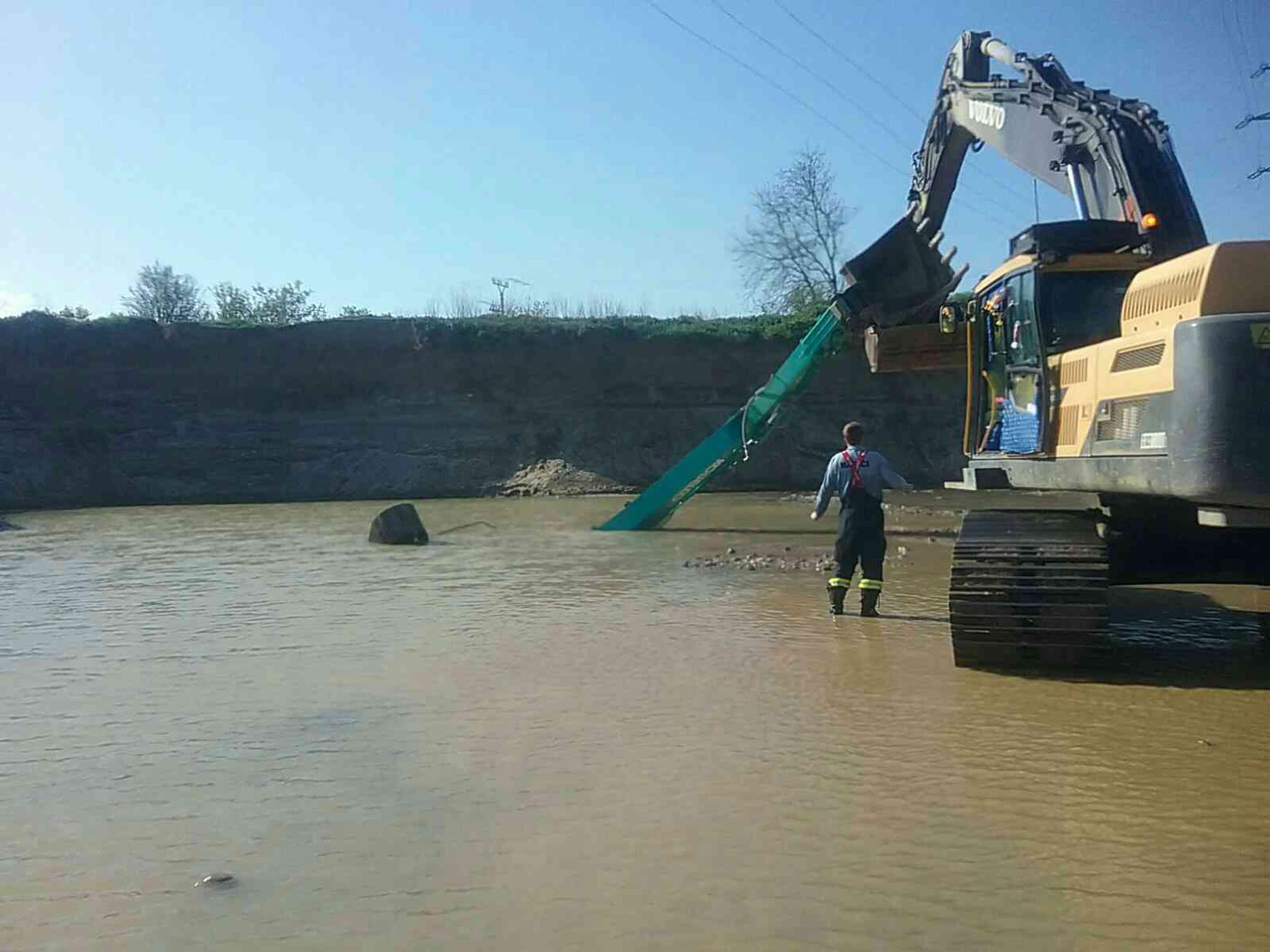 Na štrkovisku sa prevrátil bager.