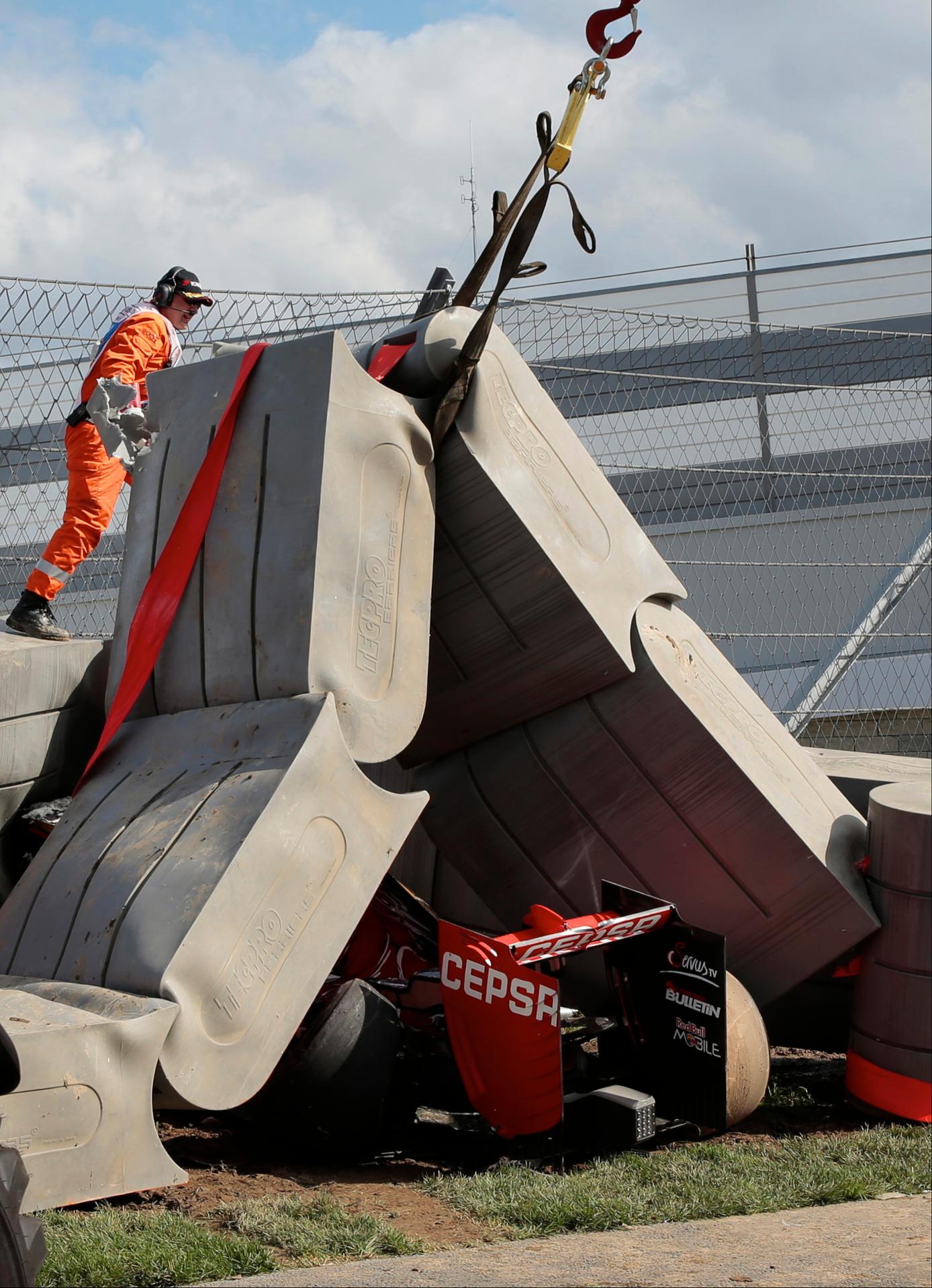 Carlos Sainz havaroval na tréningu.