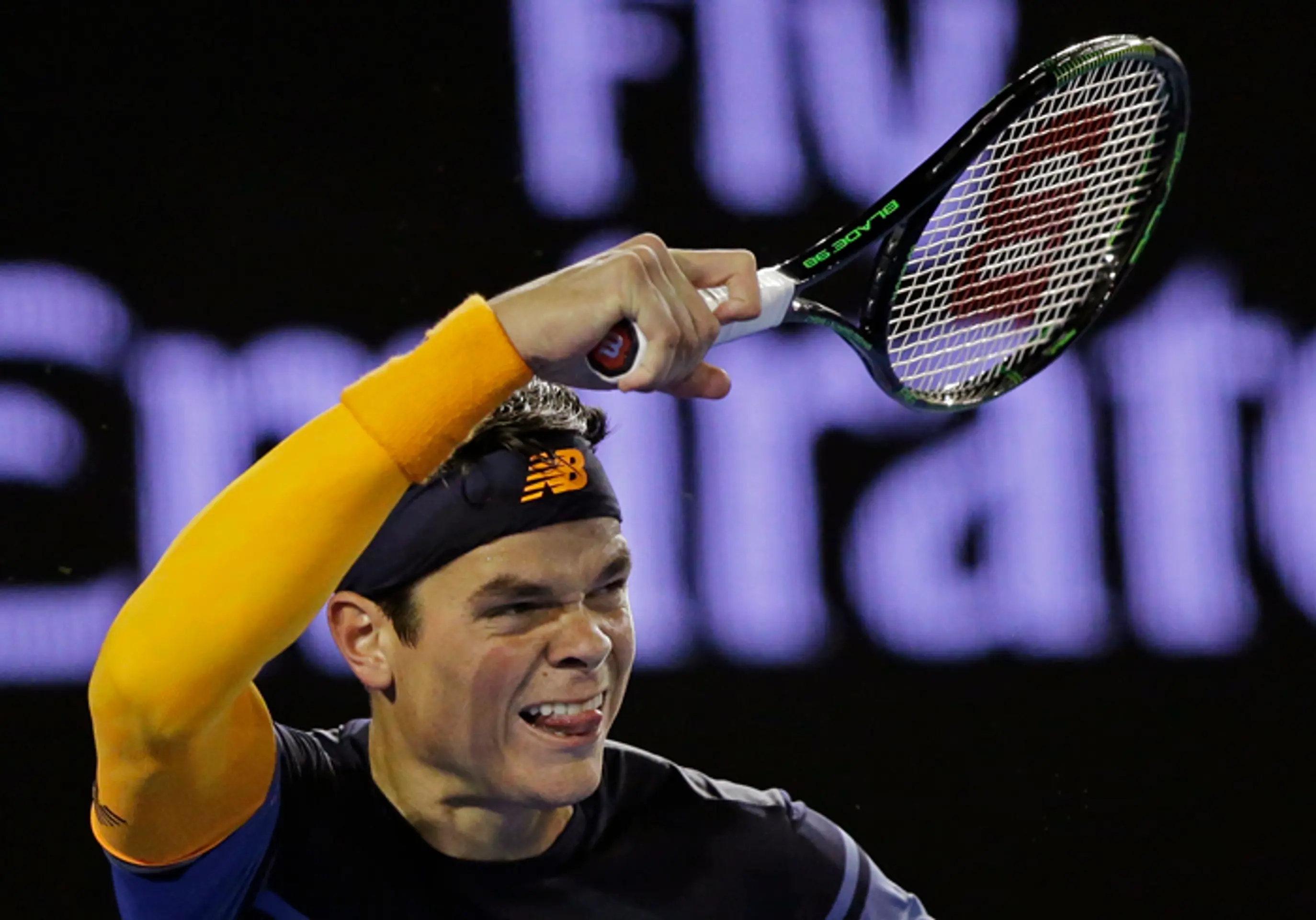 Miloš Raonič odvracia úder v semifinále Australian Open proti Andy Murrayovi.