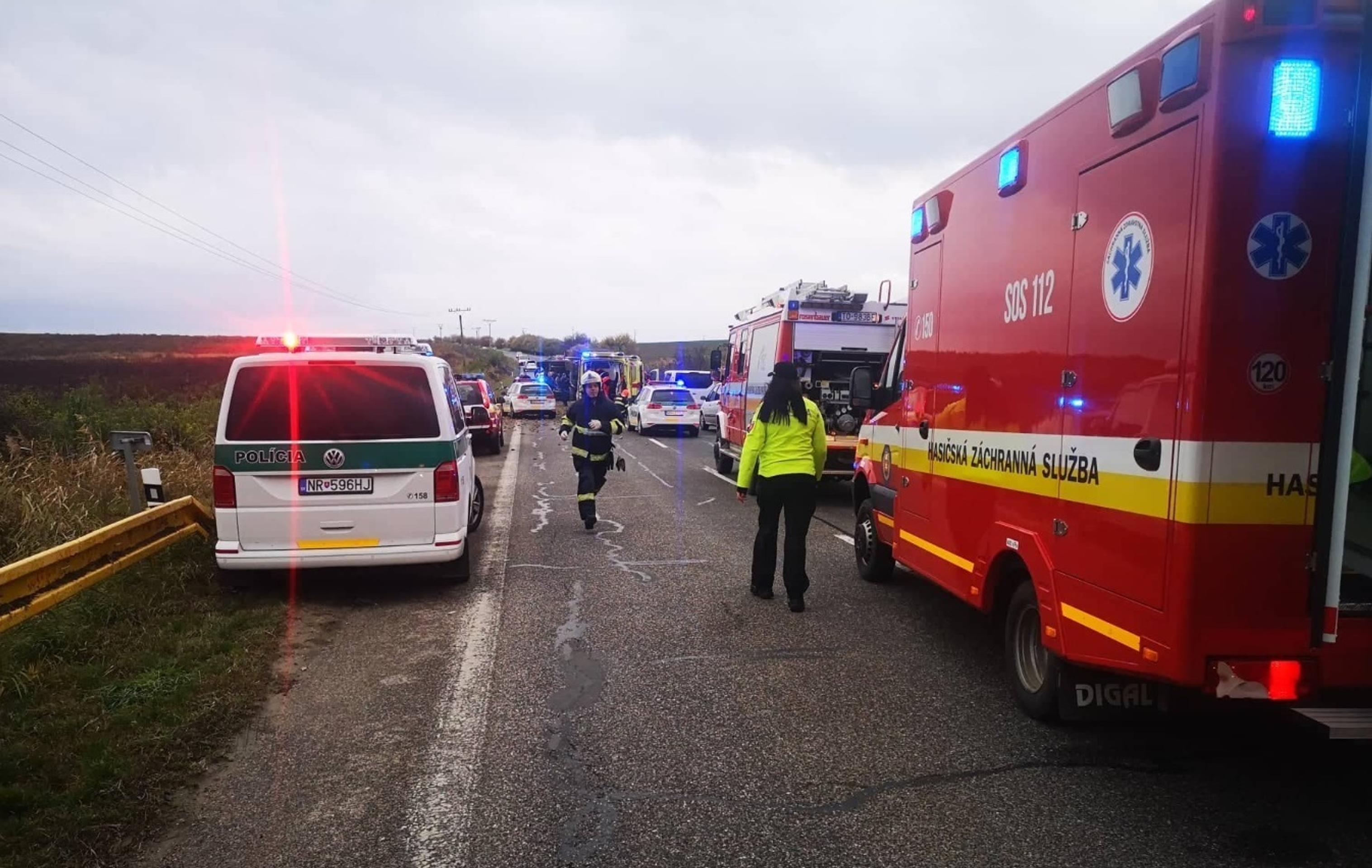 Na mieste nehody zasahujú záchranné zložky.
